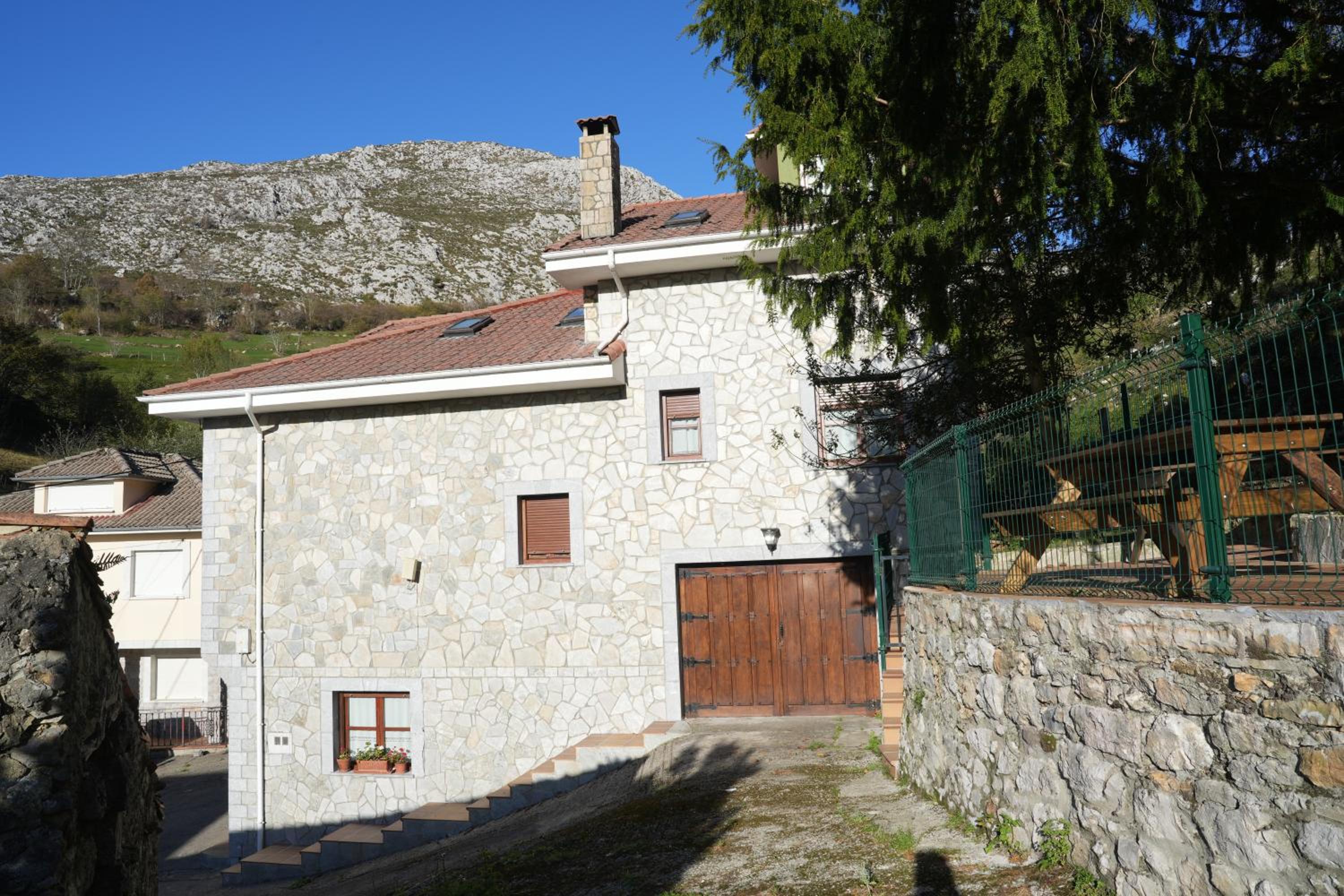 Eight-Bedroom House - Photo 6