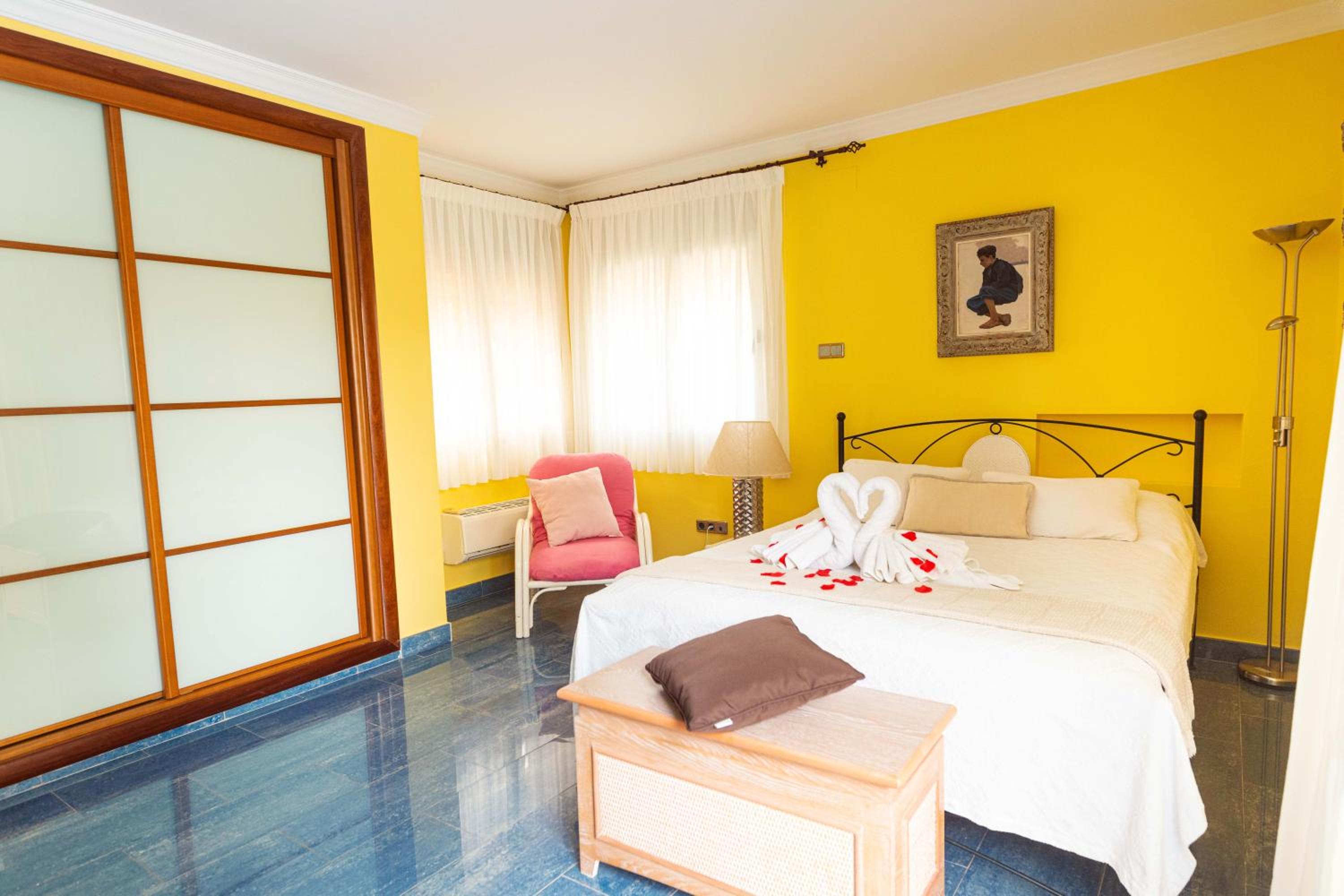 Suite - Photo 1