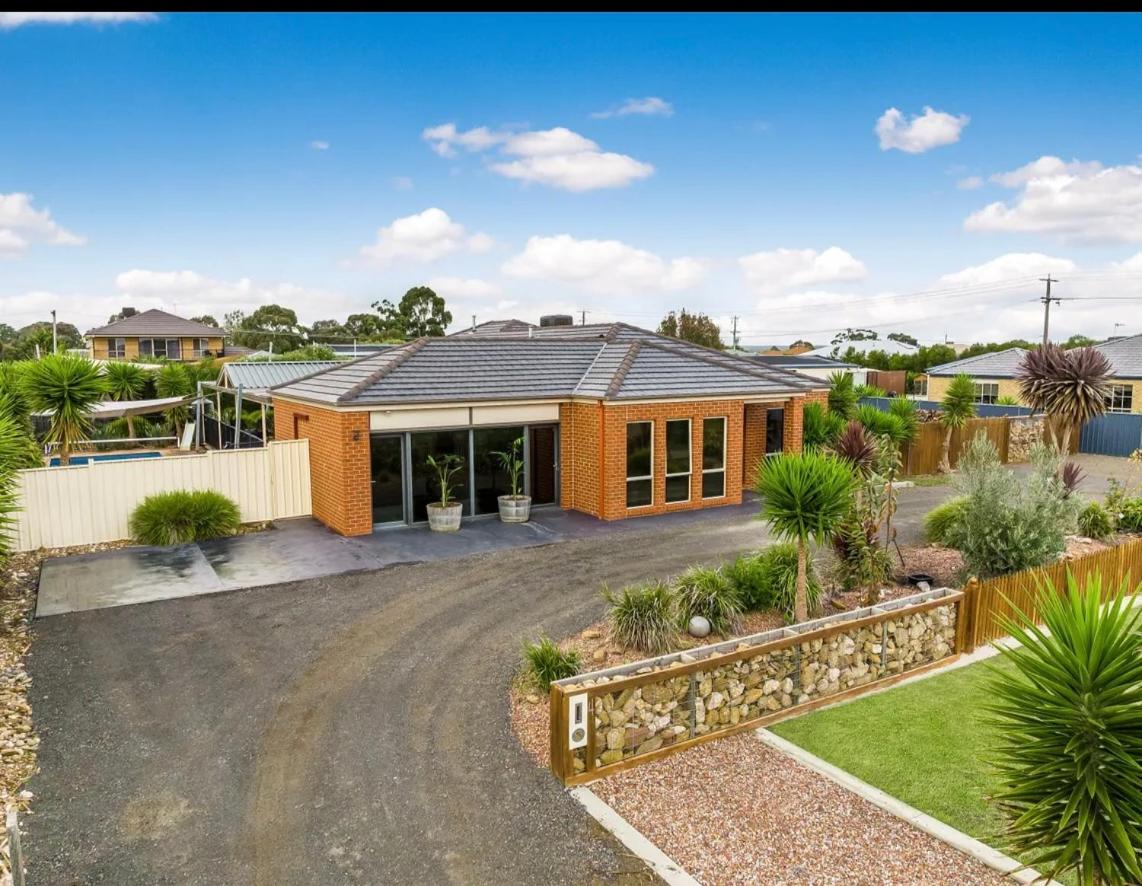 Five-Bedroom House photo 2