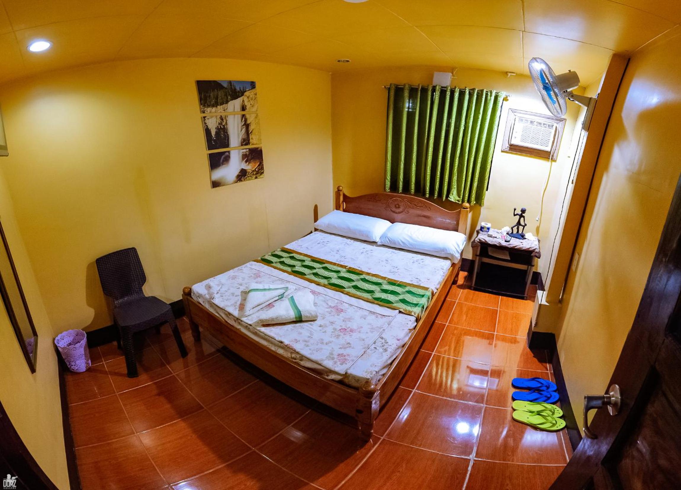 Double Room with Shared Bathroom - No Window photo 2