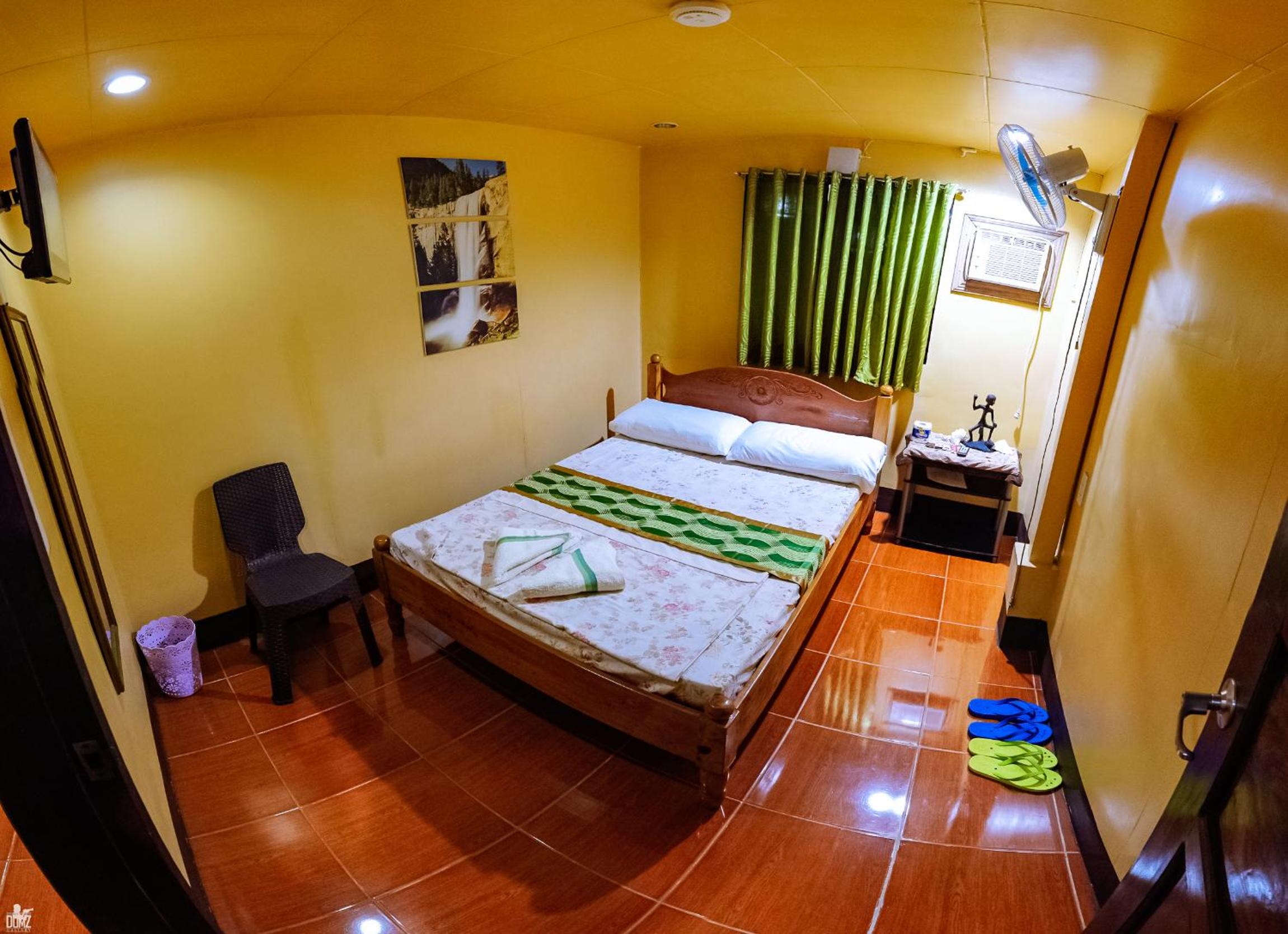 Double Room with Shared Bathroom - No Window photo 1