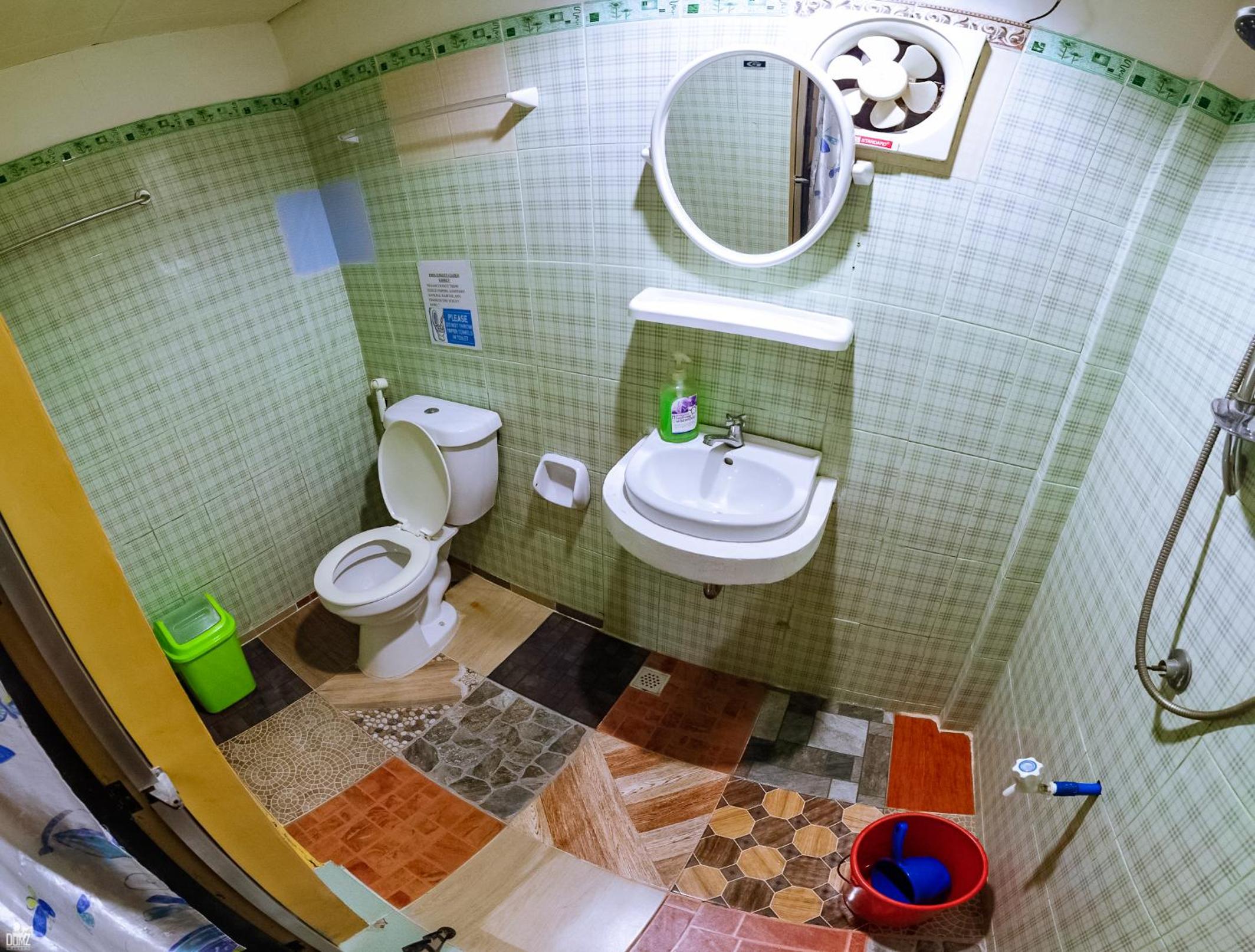Double Room with Shared Bathroom - No Window photo 2