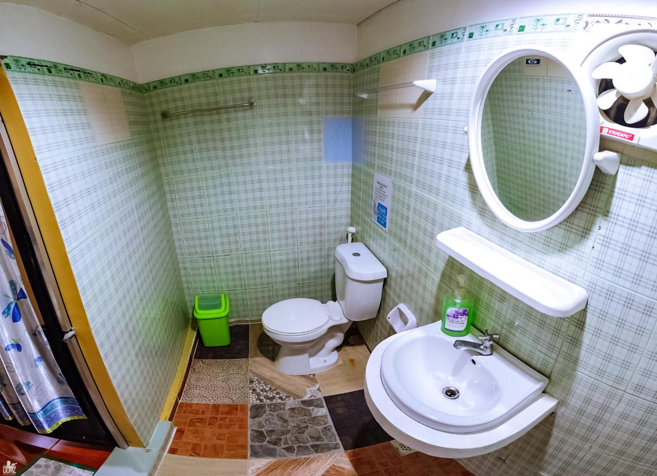 Double Room with Shared Bathroom - No Window photo 3