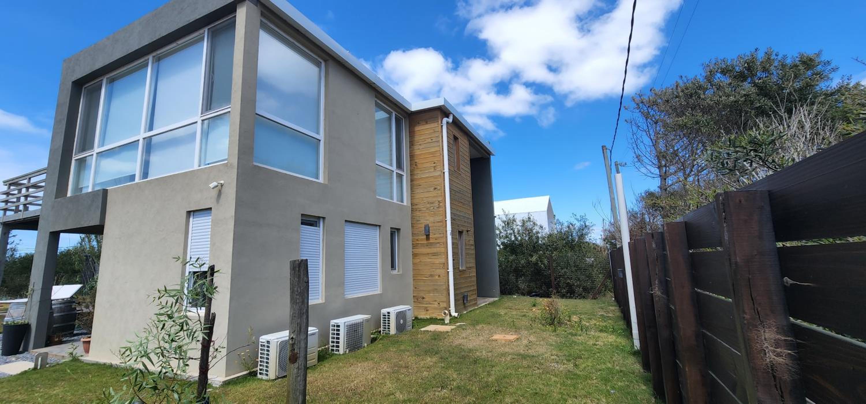 Three-Bedroom House photo 2