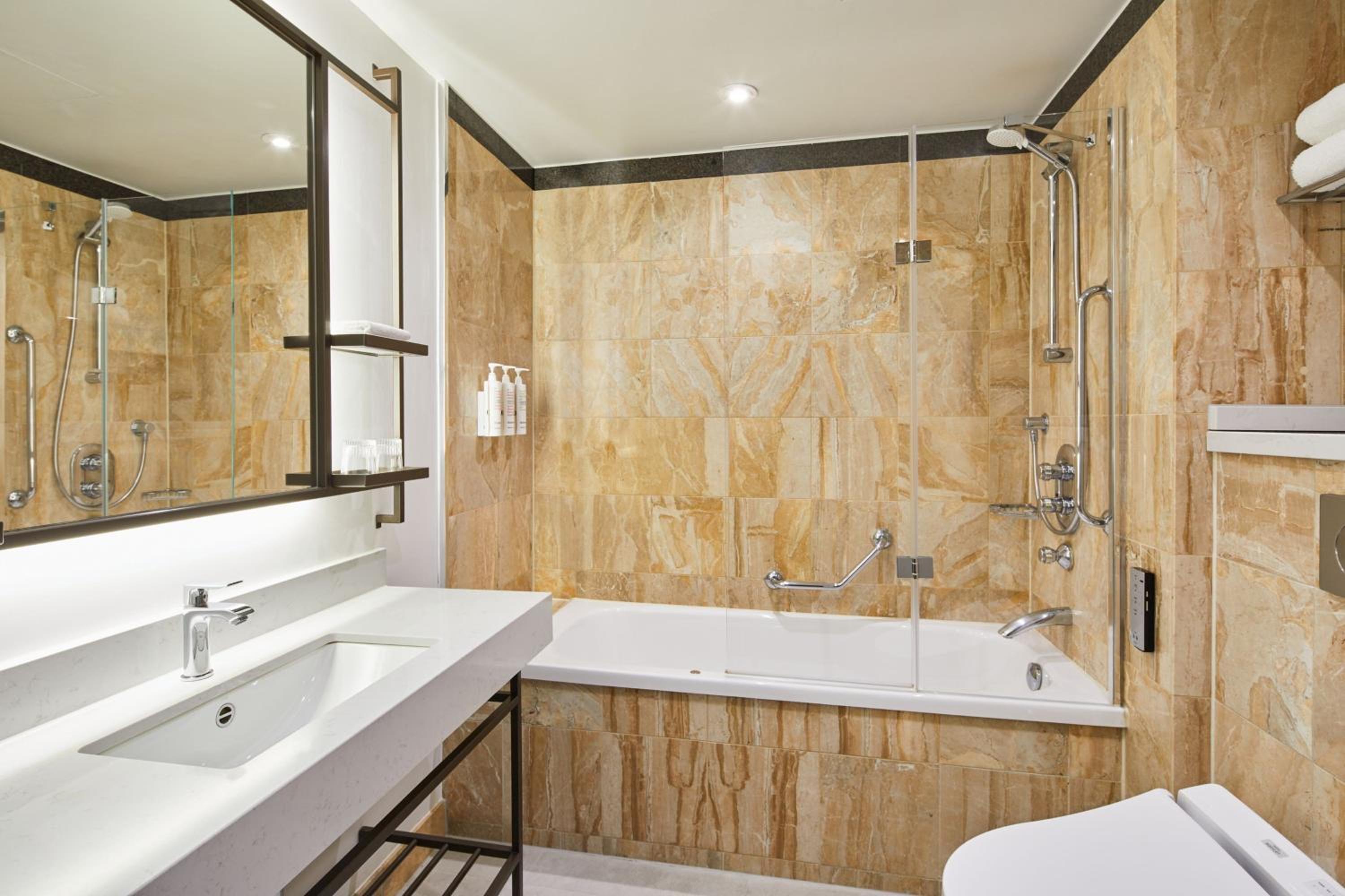 One-Bedroom Suite with Executive Lounge Access thumbnail 6