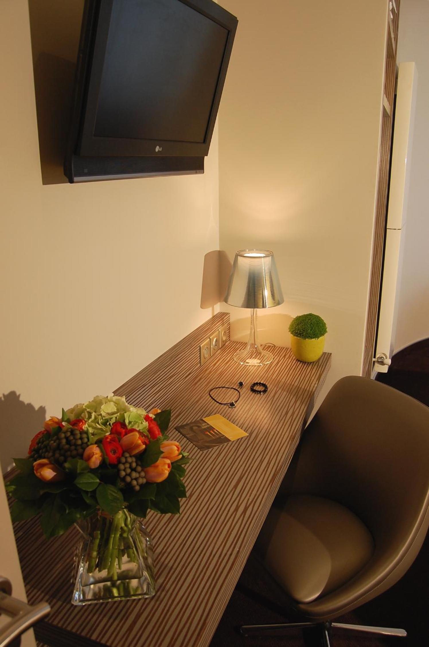 Family Room thumbnail 5