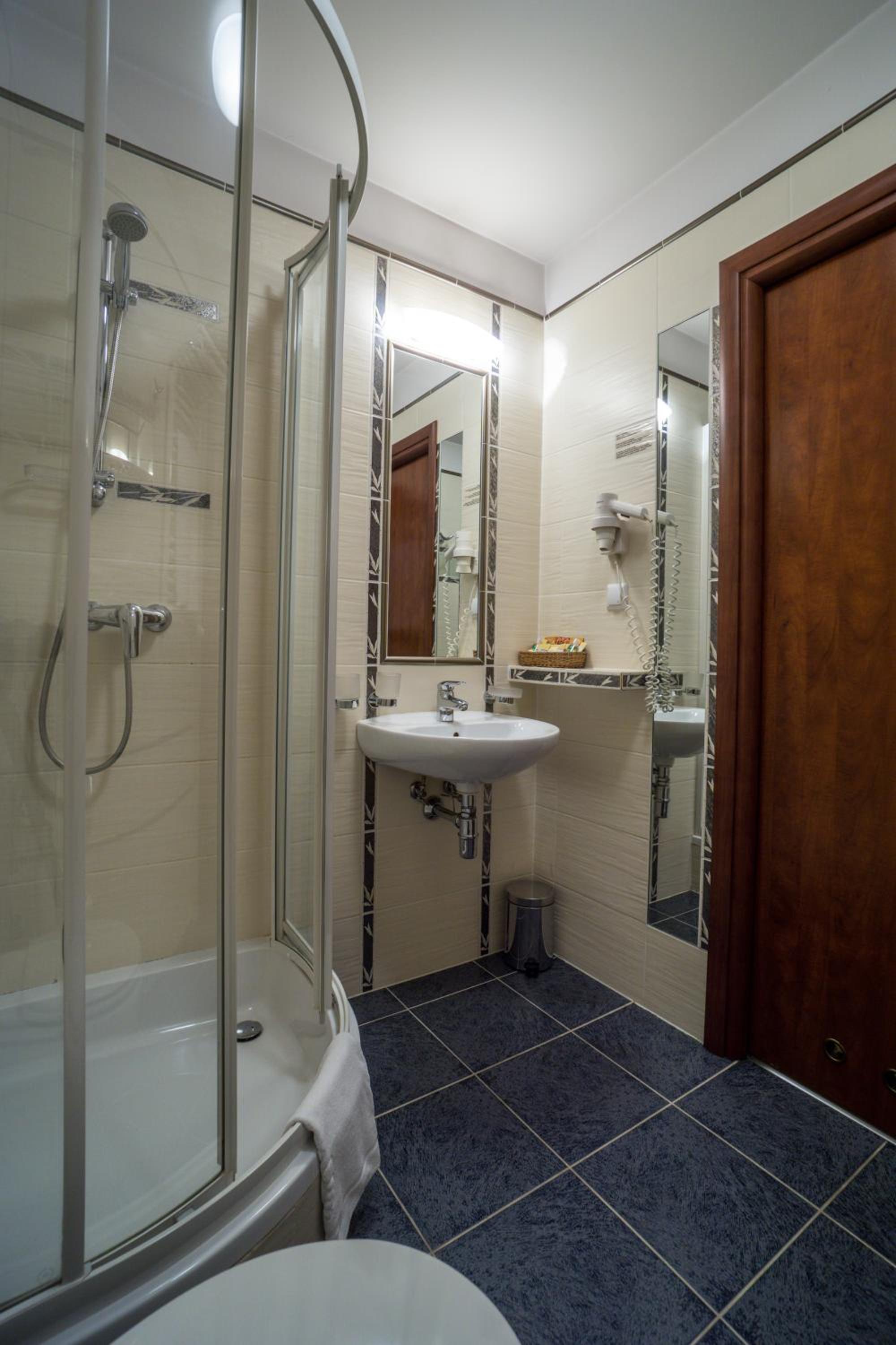 Double or Twin Room - Photo 5