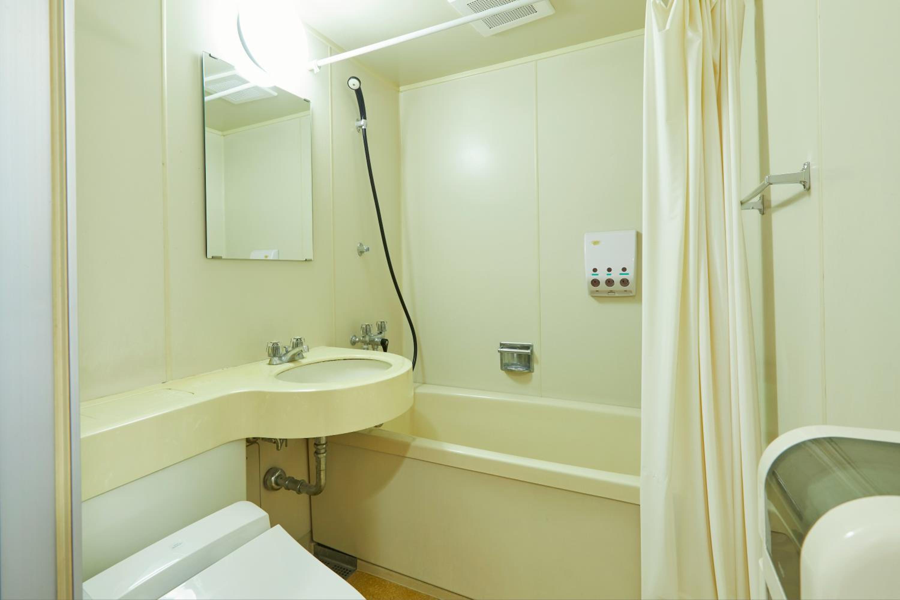 Twin Room (With Private Bath) photo 3