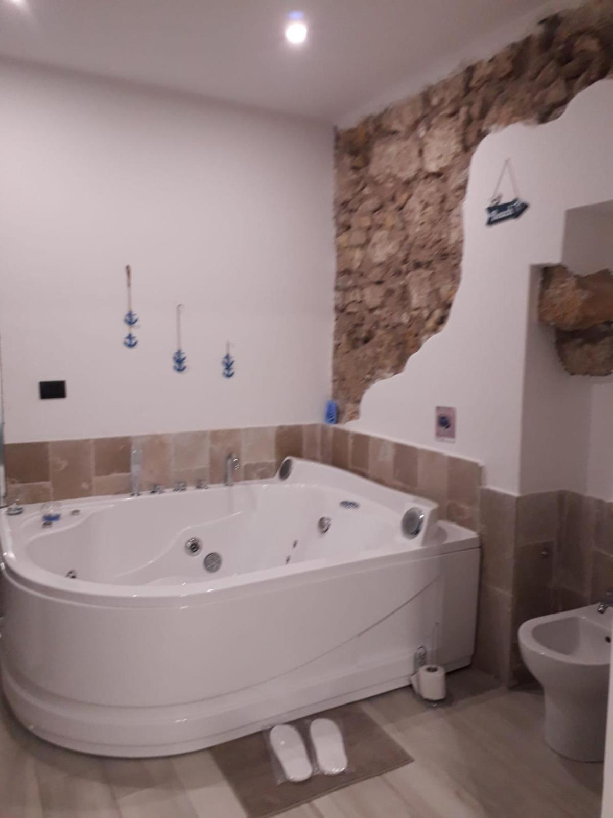Suite with Spa Bath - Photo 2
