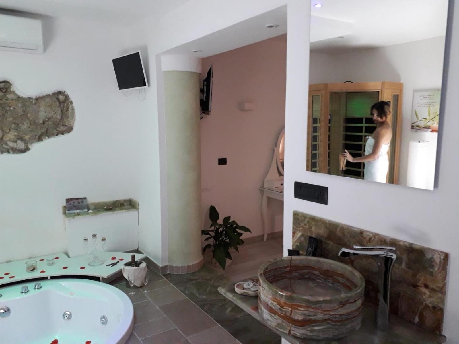 Suite with Sauna - Photo 4