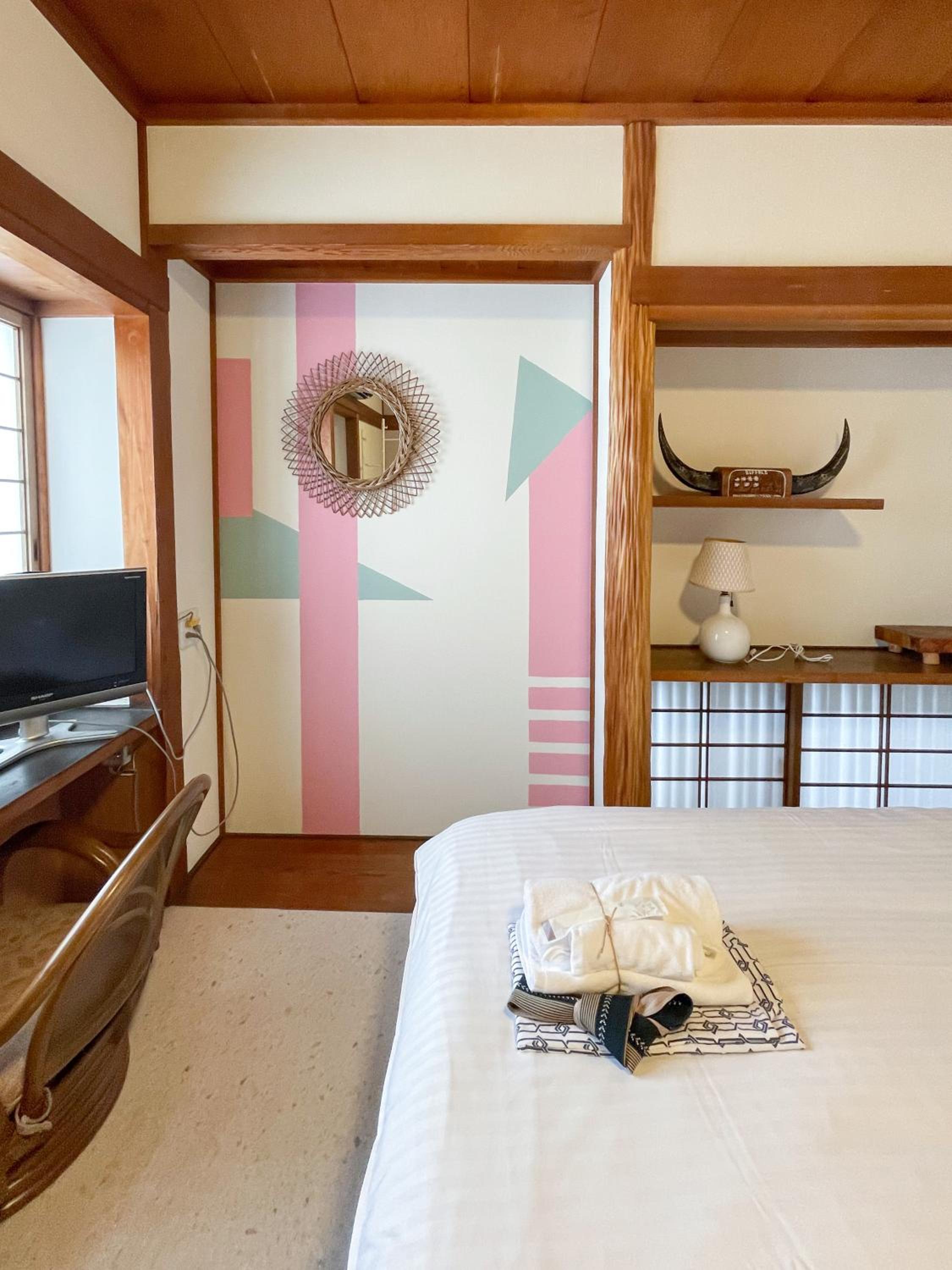Economy Twin Room with Shared Shower room and Toilet - Non-Smoking photo 2