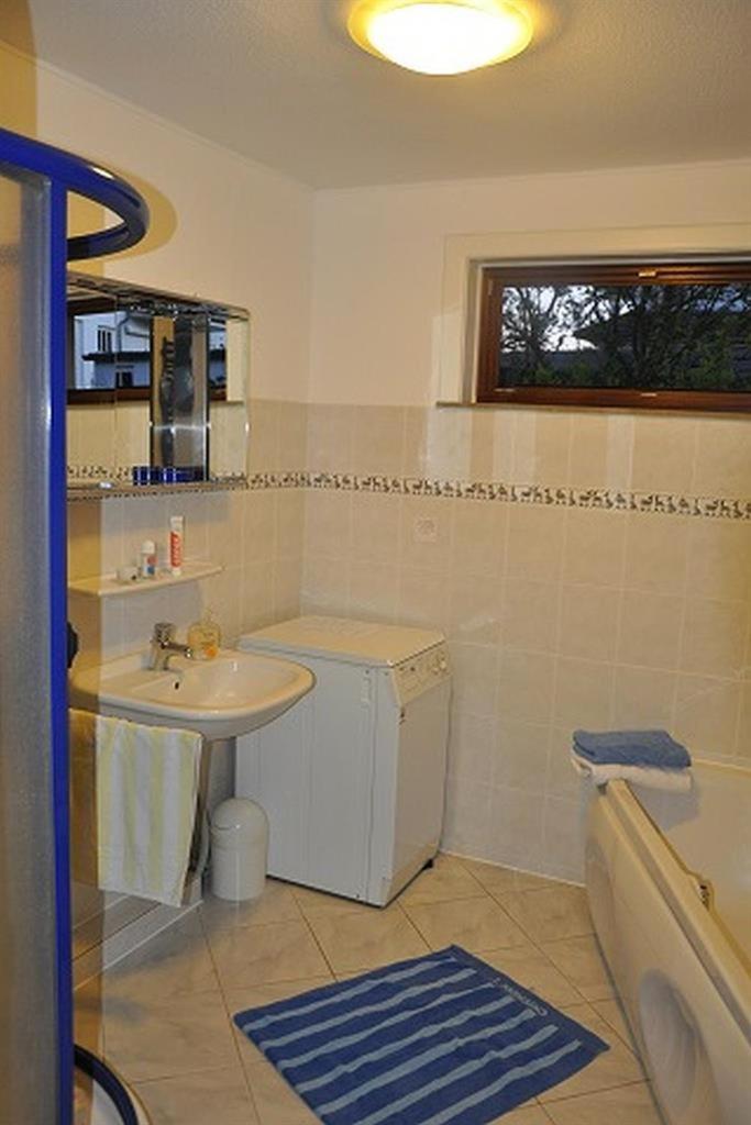 Two-Bedroom Apartment with Shower  photo 2