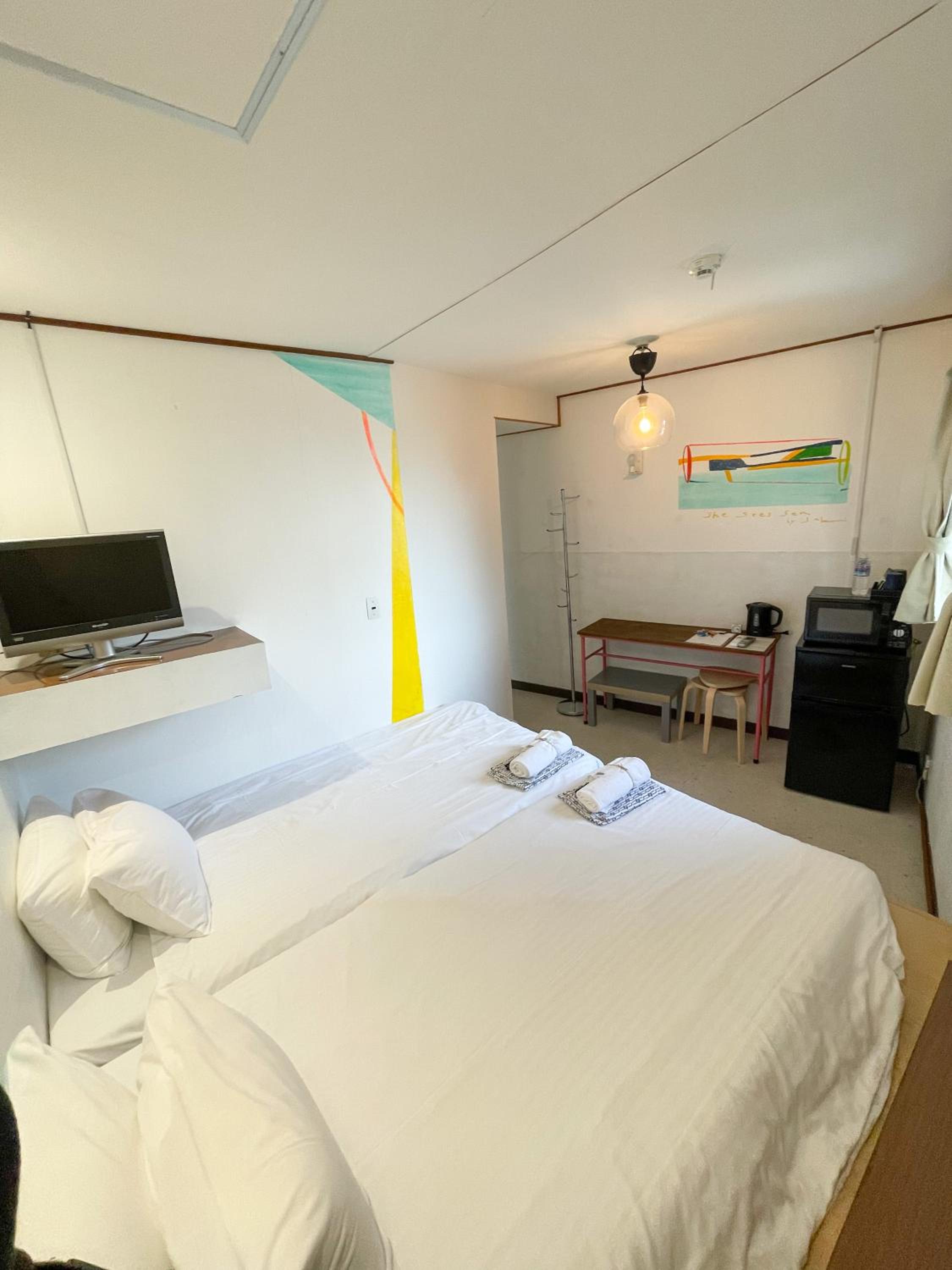 Twin Room with Private Bathroom and Washing machine - Non Smoking  photo 3