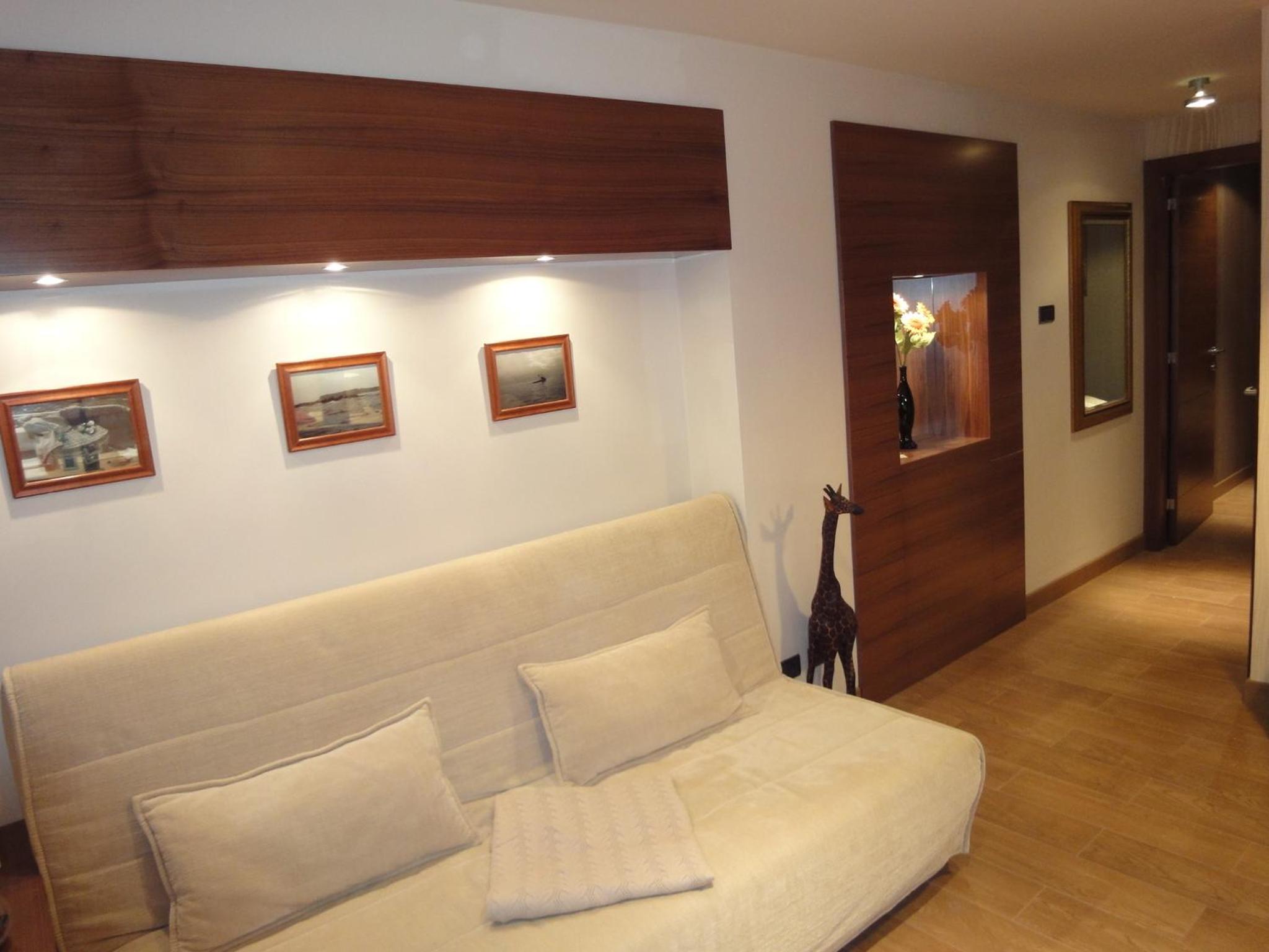 Deluxe One-Bedroom Apartment - Photo 2
