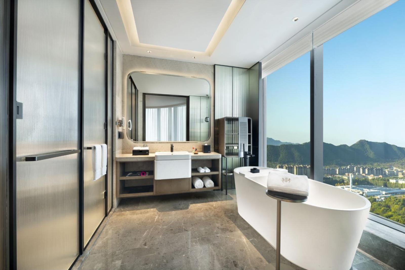 Deluxe Suite - Photo 7