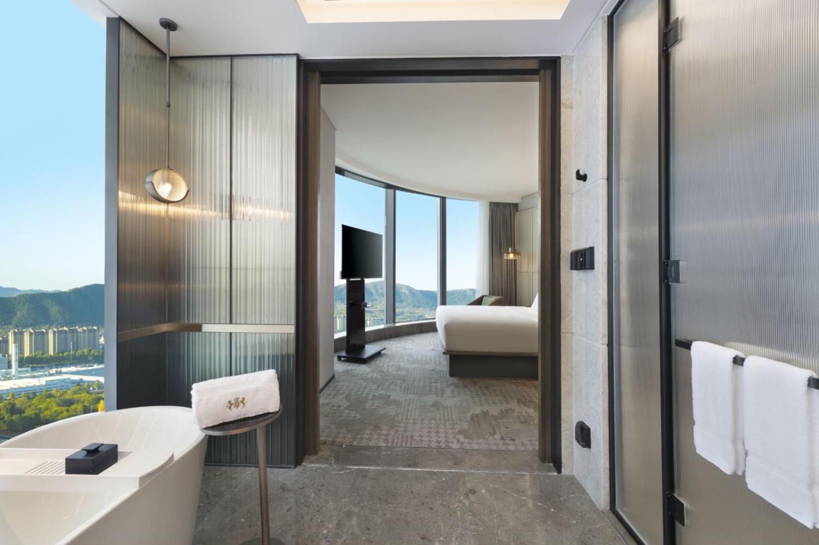 Deluxe Suite - Photo 3