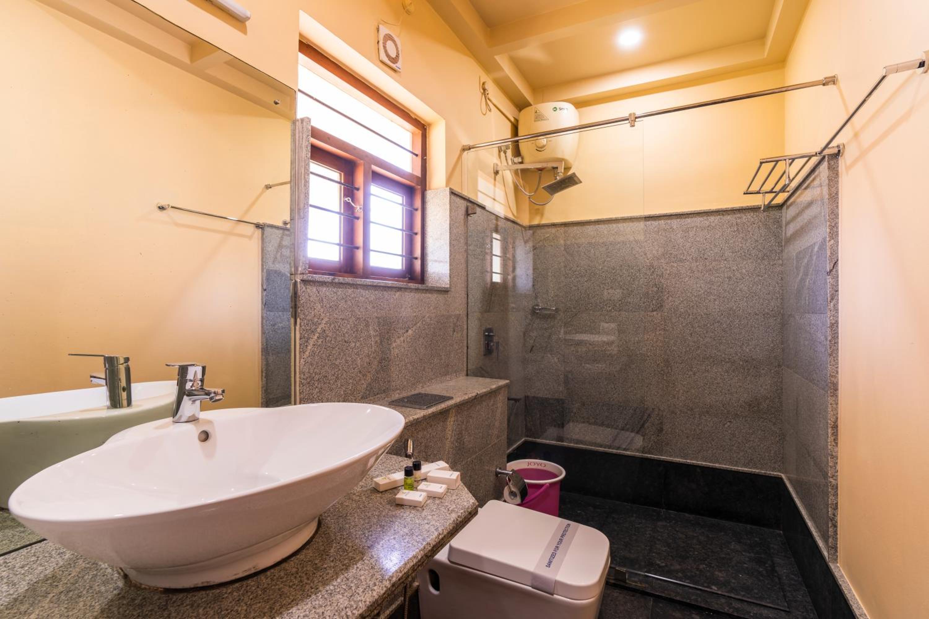 Deluxe Double Room with Balcony - Photo 8