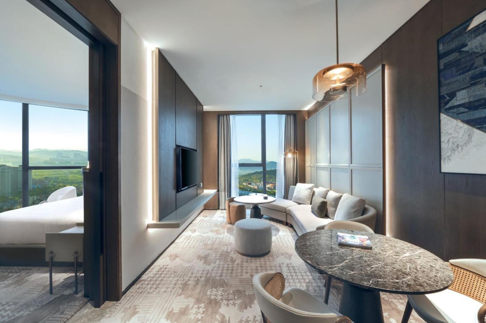 Deluxe Family Suite - Photo 2