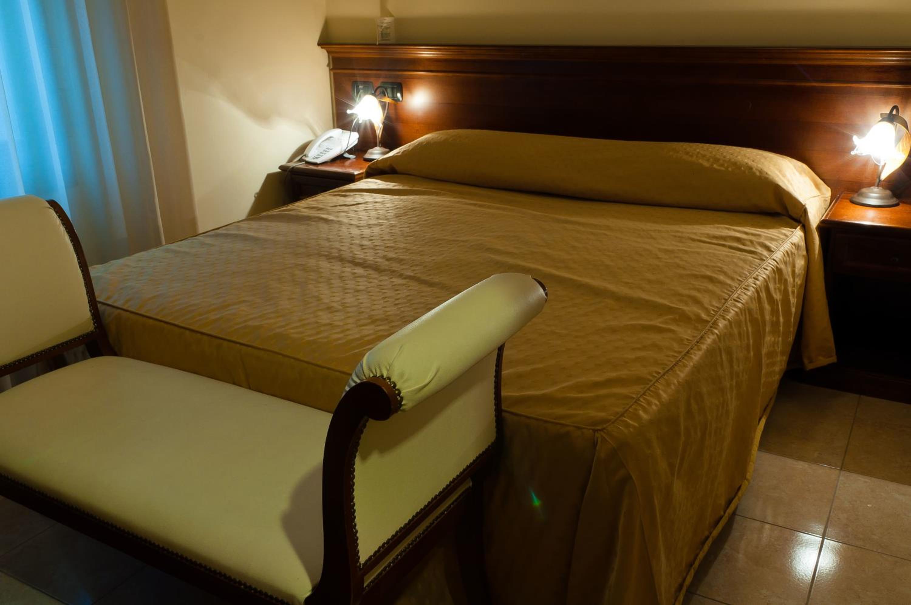 Standard Double Room - Photo 4