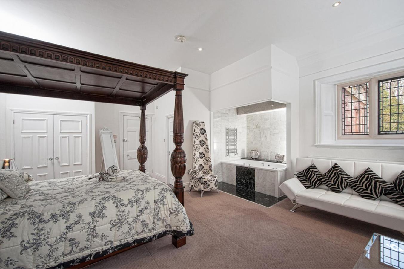 Double Room with Private Bathroom photo 3