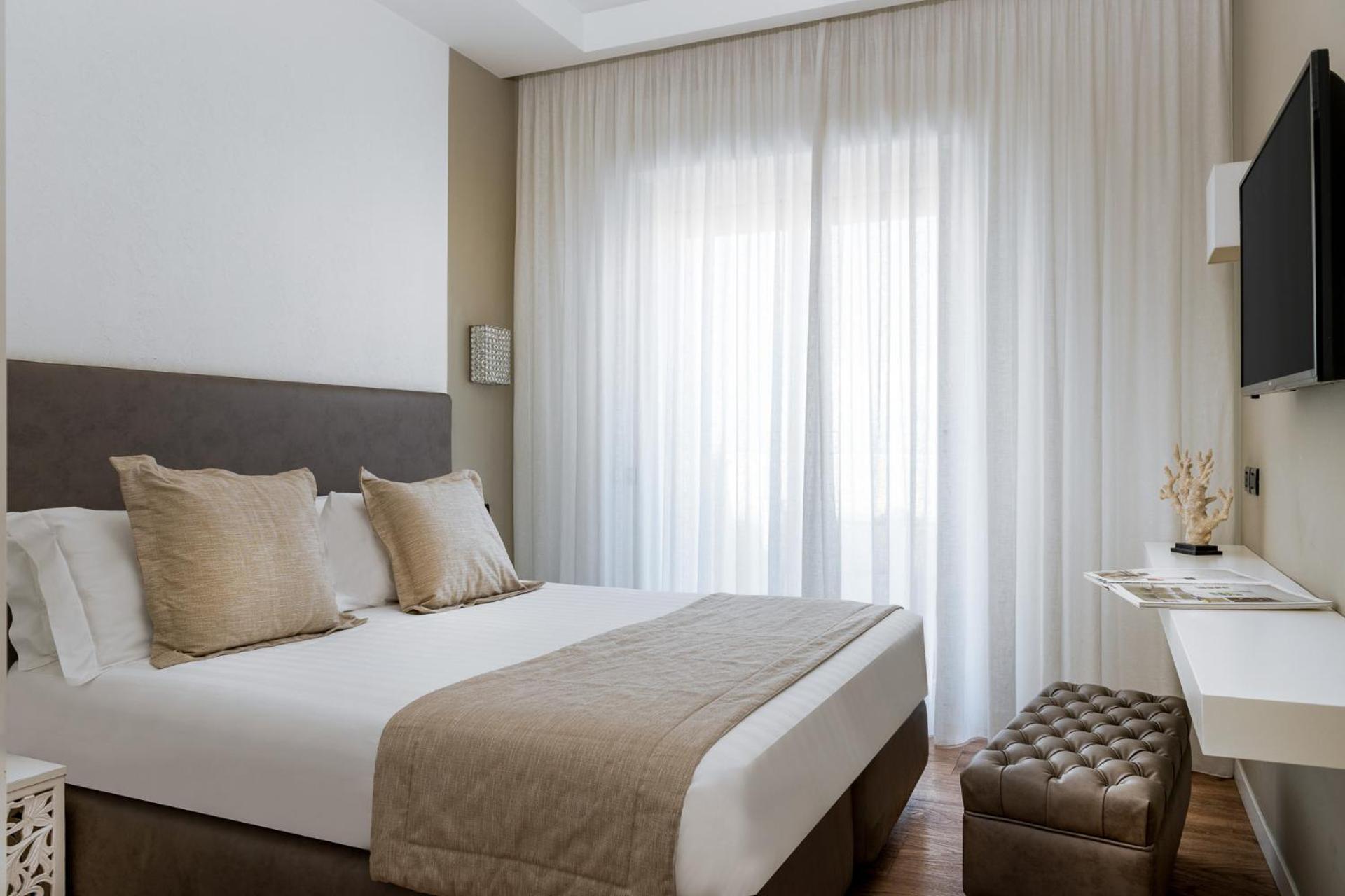 Suite - Photo 1