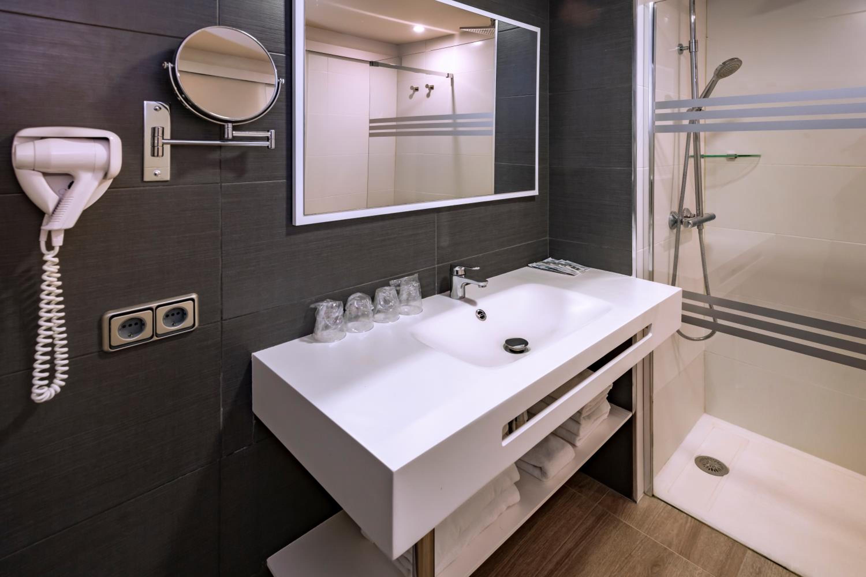 Double or Twin Room - Photo 5