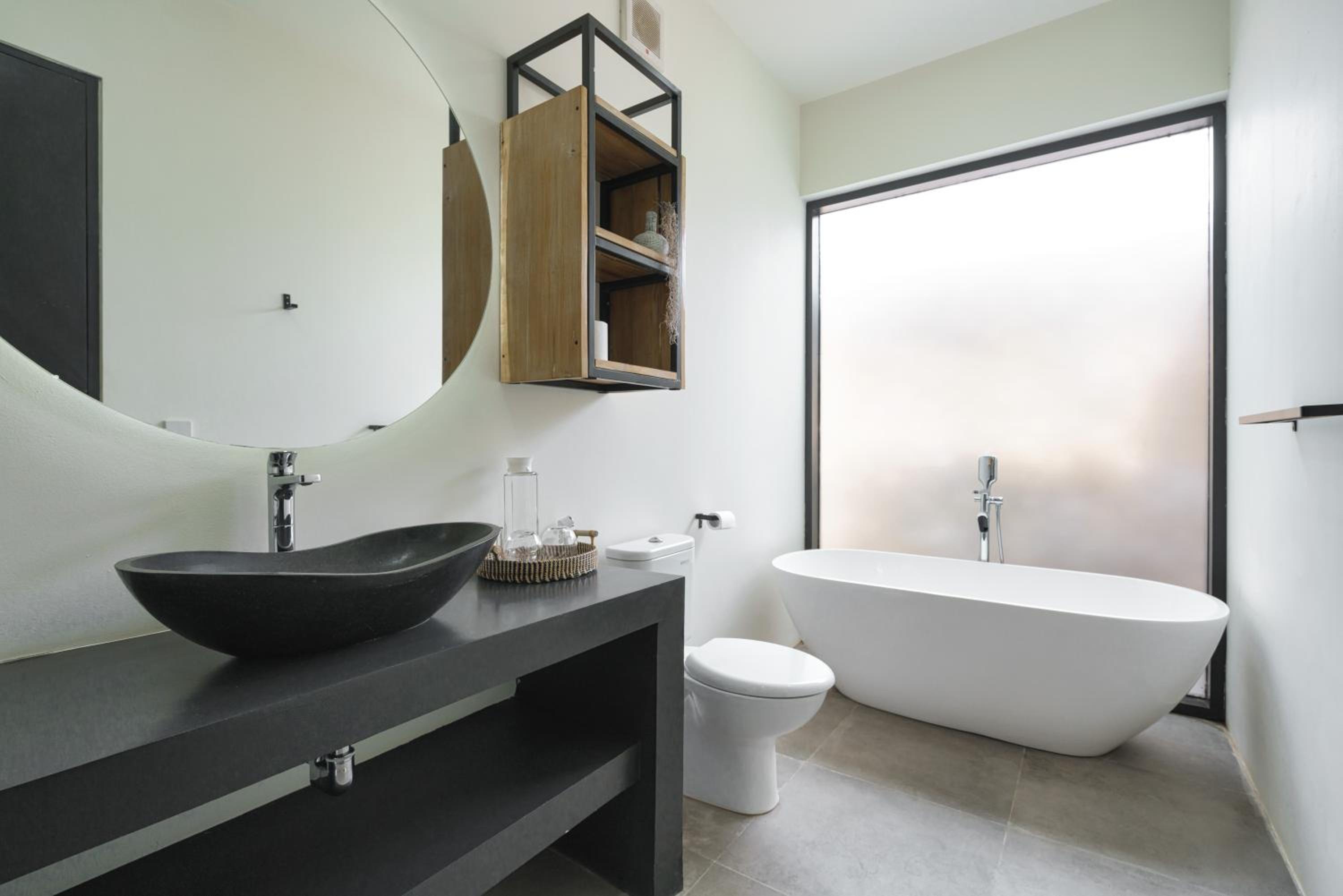 Deluxe King Suite - Photo 2