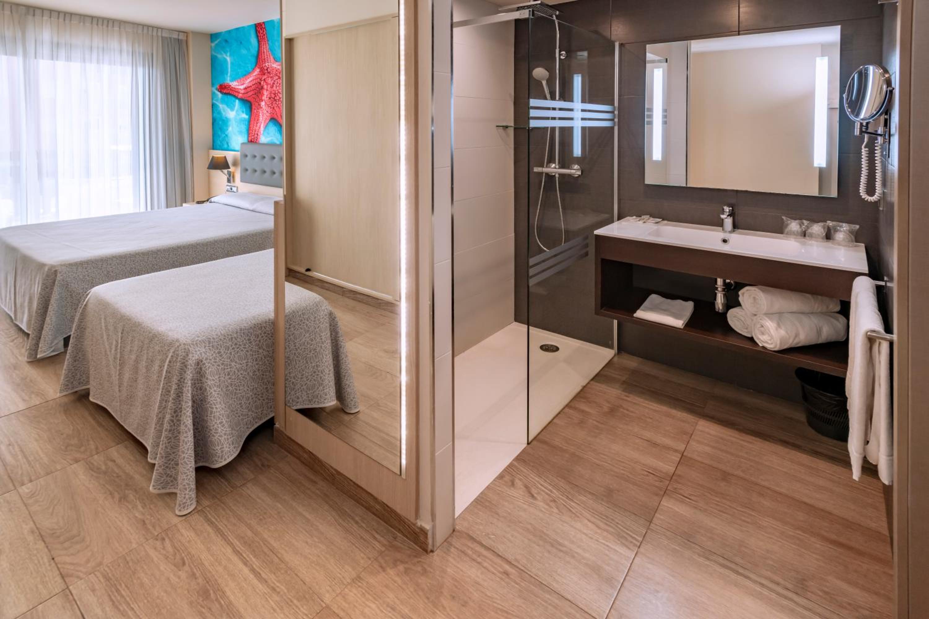 Triple Room (2 Adults + 1 Child) - Photo 3