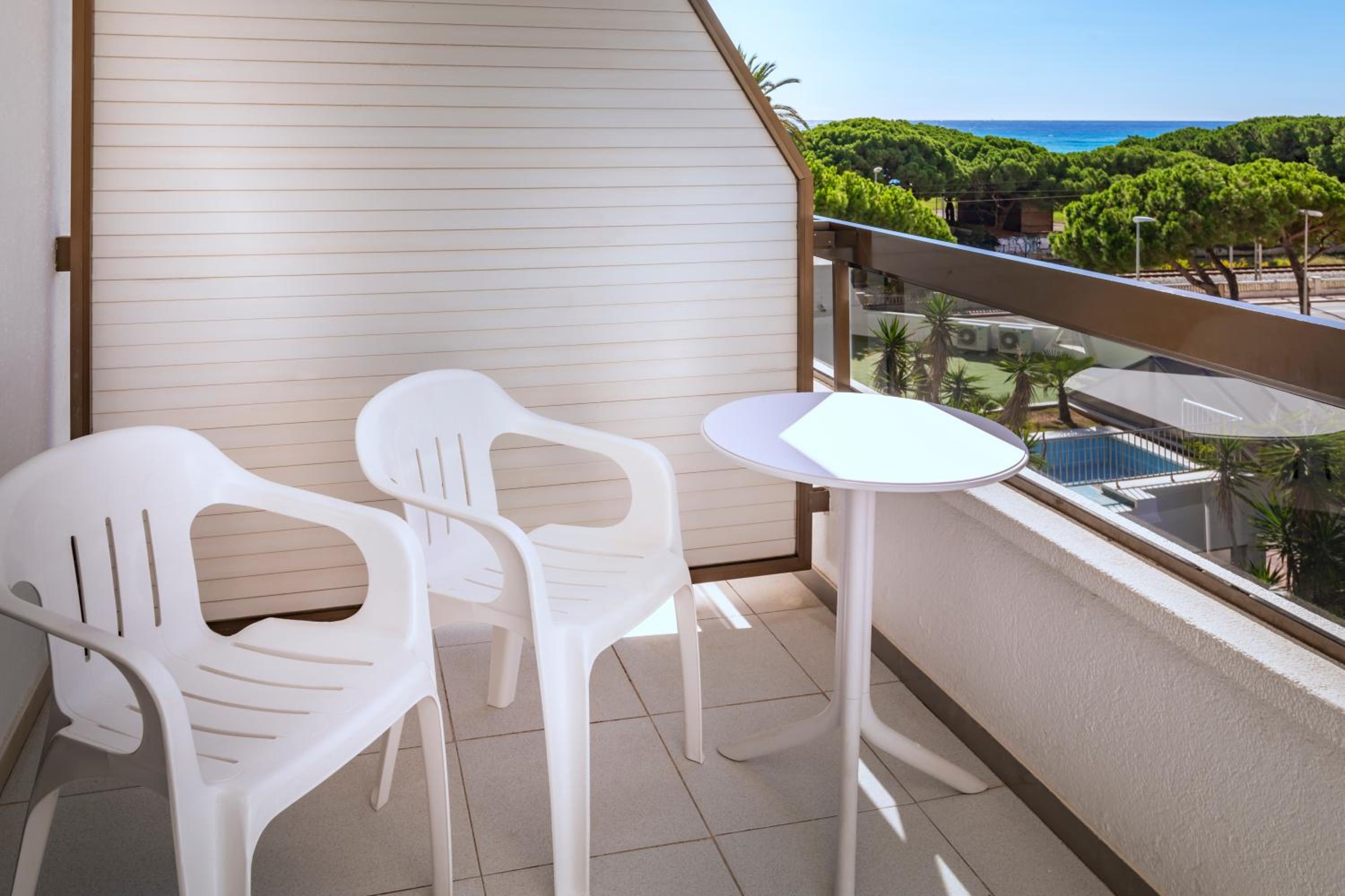 Triple Room (2 Adults + 1 Child) - Photo 4