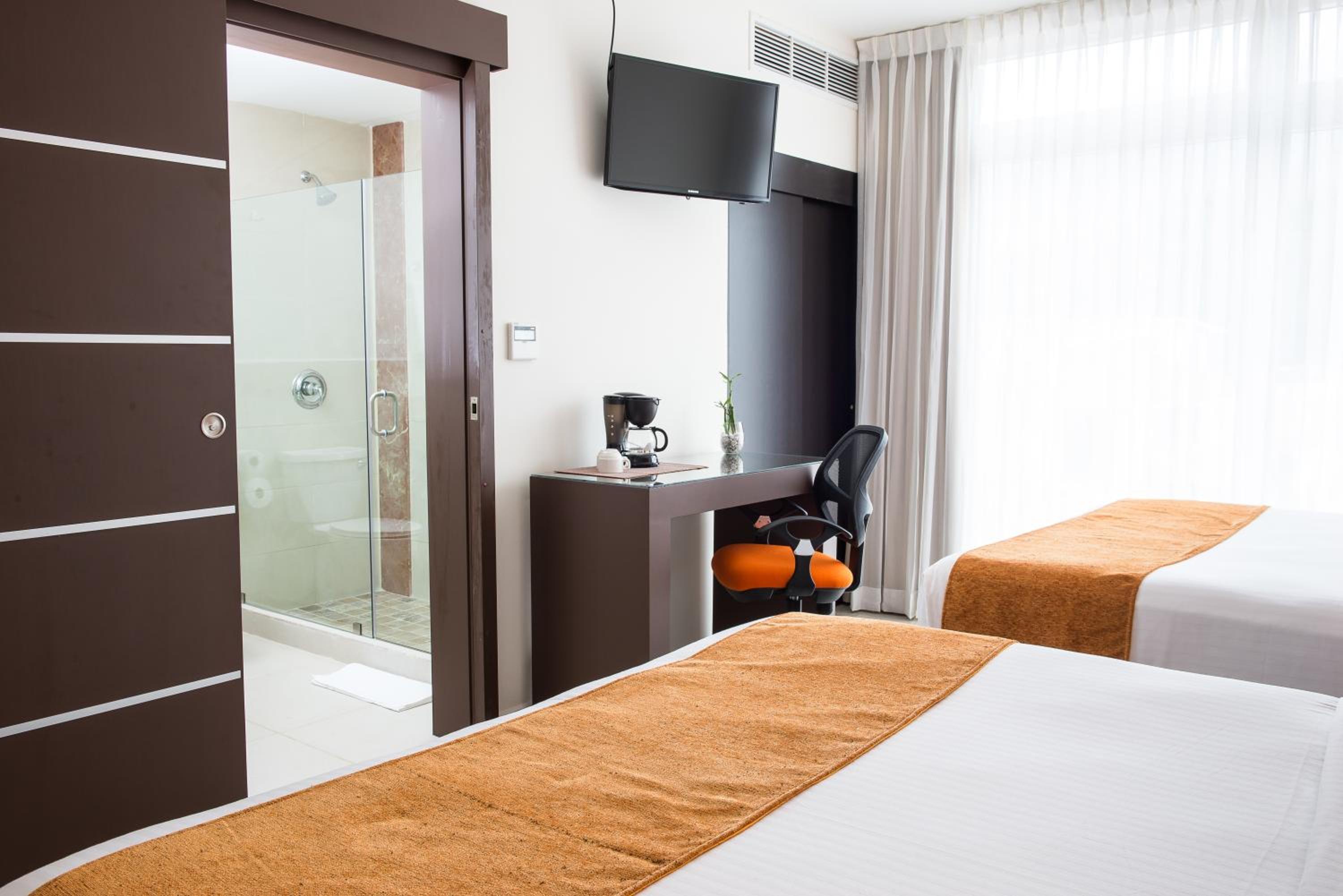 Queen Room with Two Queen Beds photo 1
