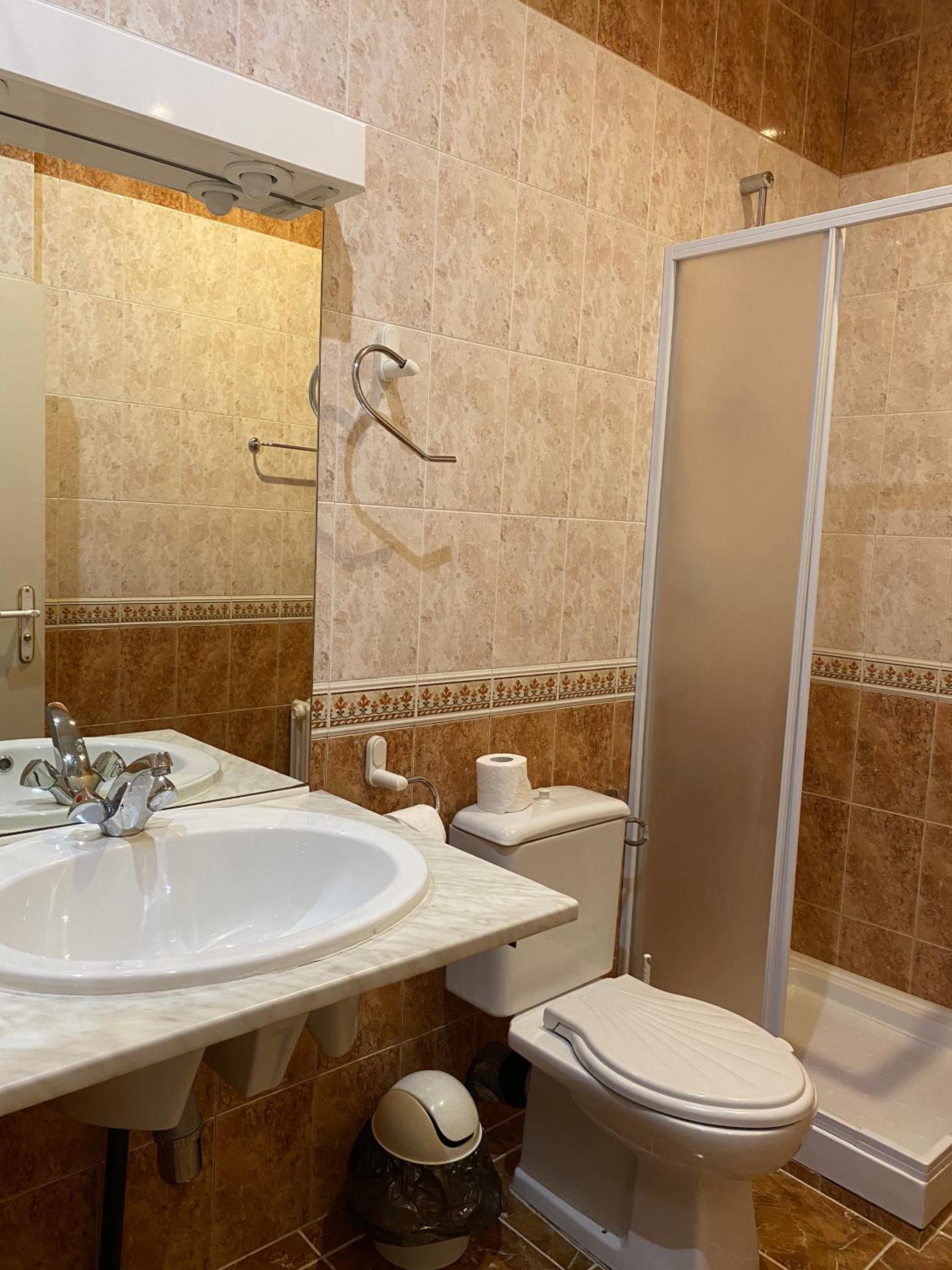 Double or Twin Room - Photo 5