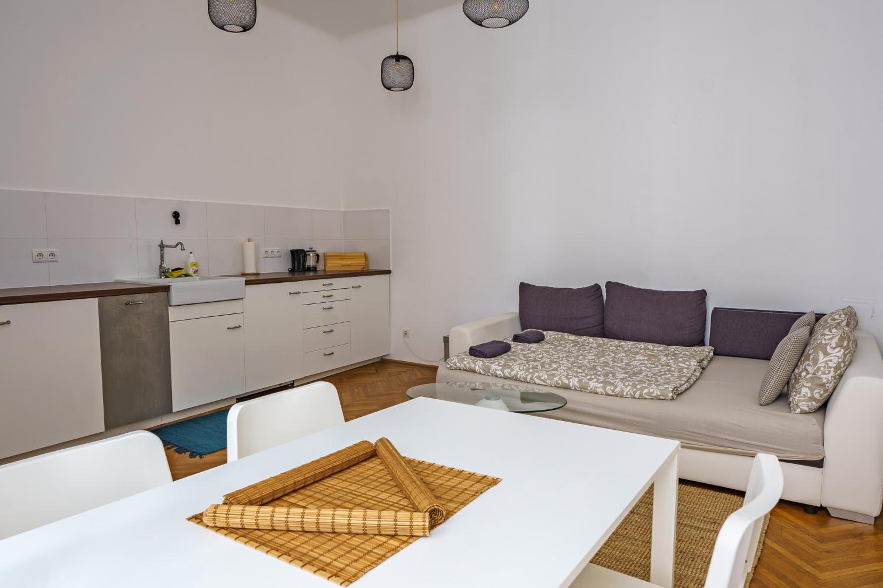 One-Bedroom Apartment thumbnail 5