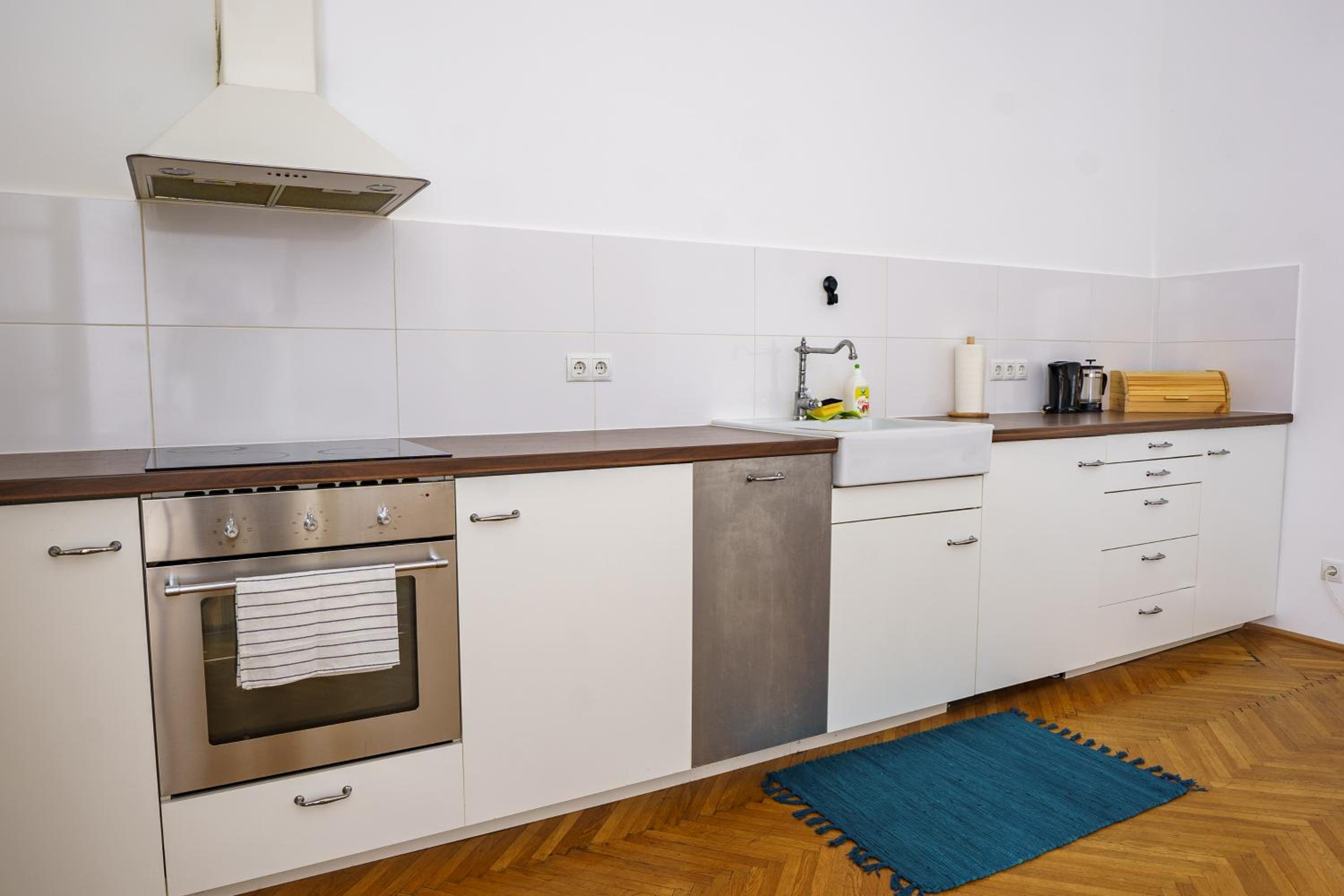 One-Bedroom Apartment thumbnail 6