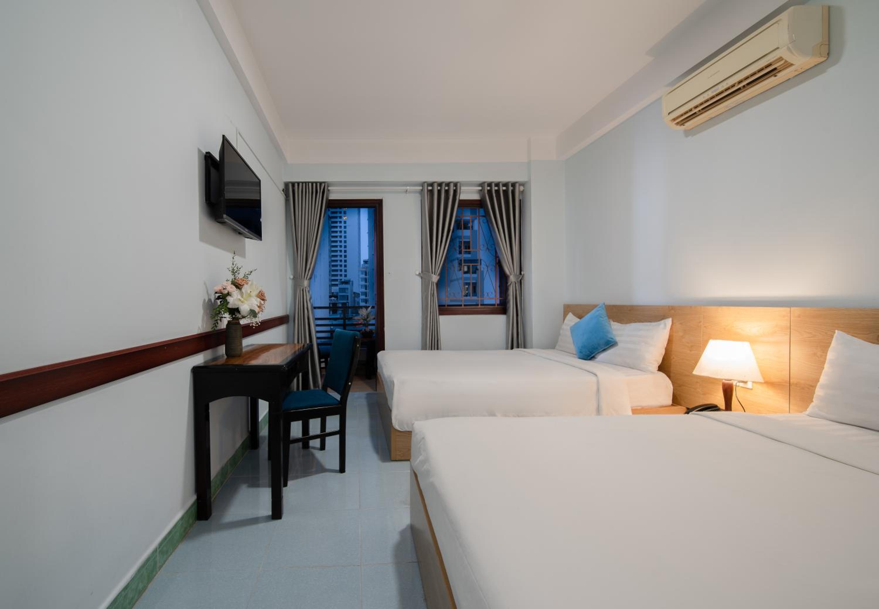 Quadruple Room with Balcony - Photo 5