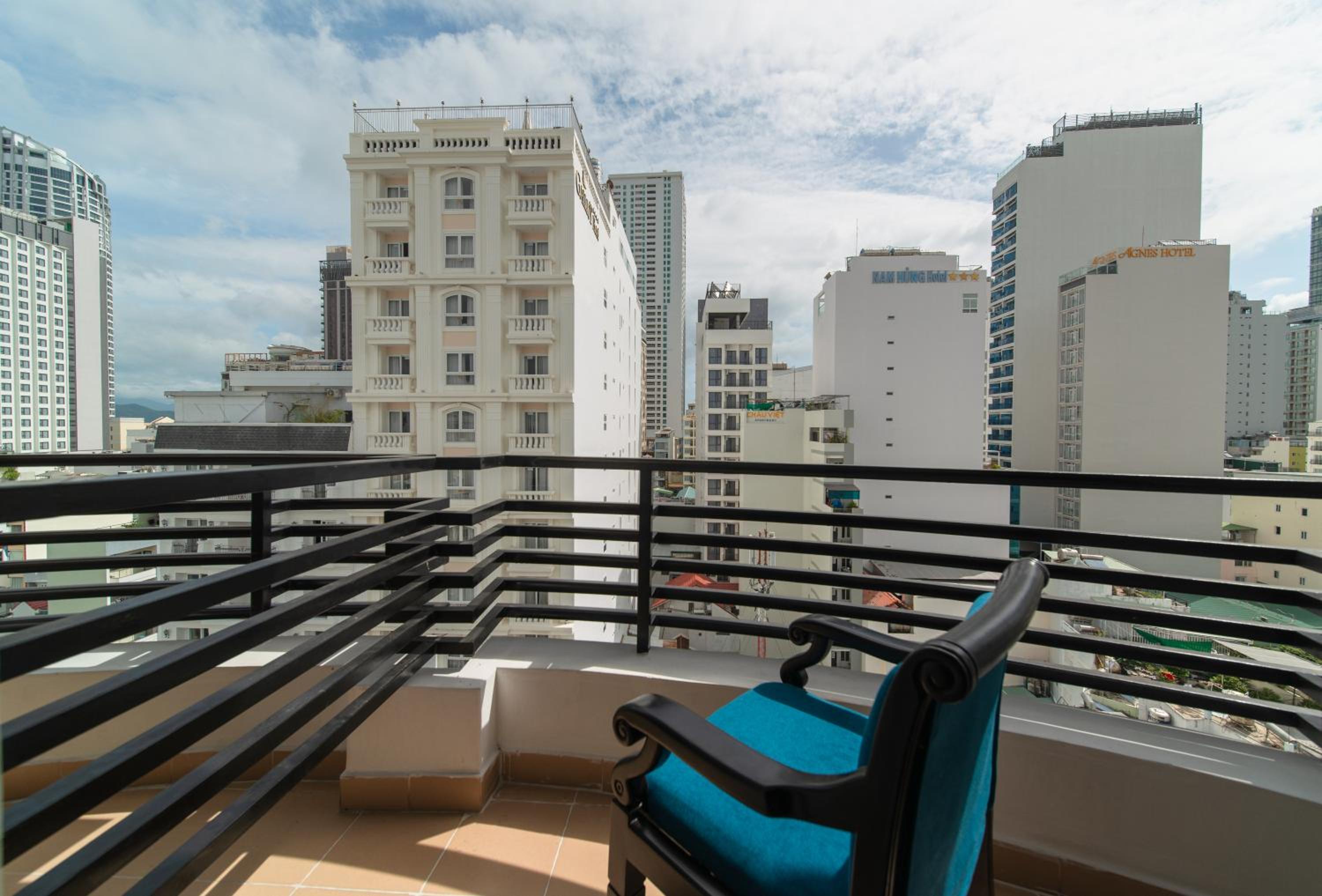 Quadruple Room with Balcony - Photo 2