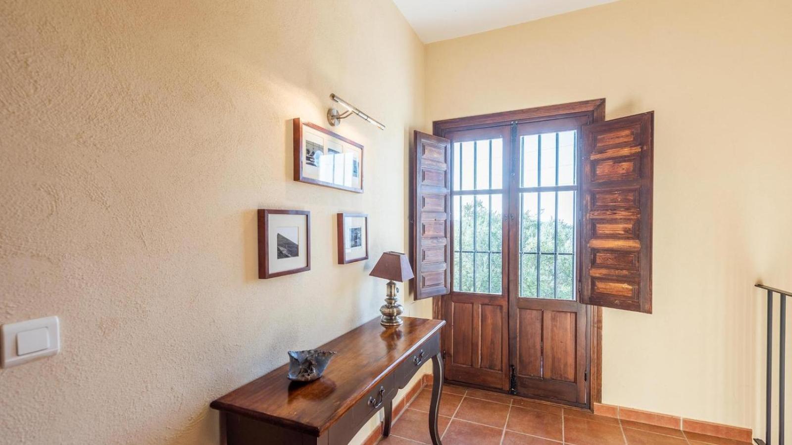 Five-Bedroom House photo 2