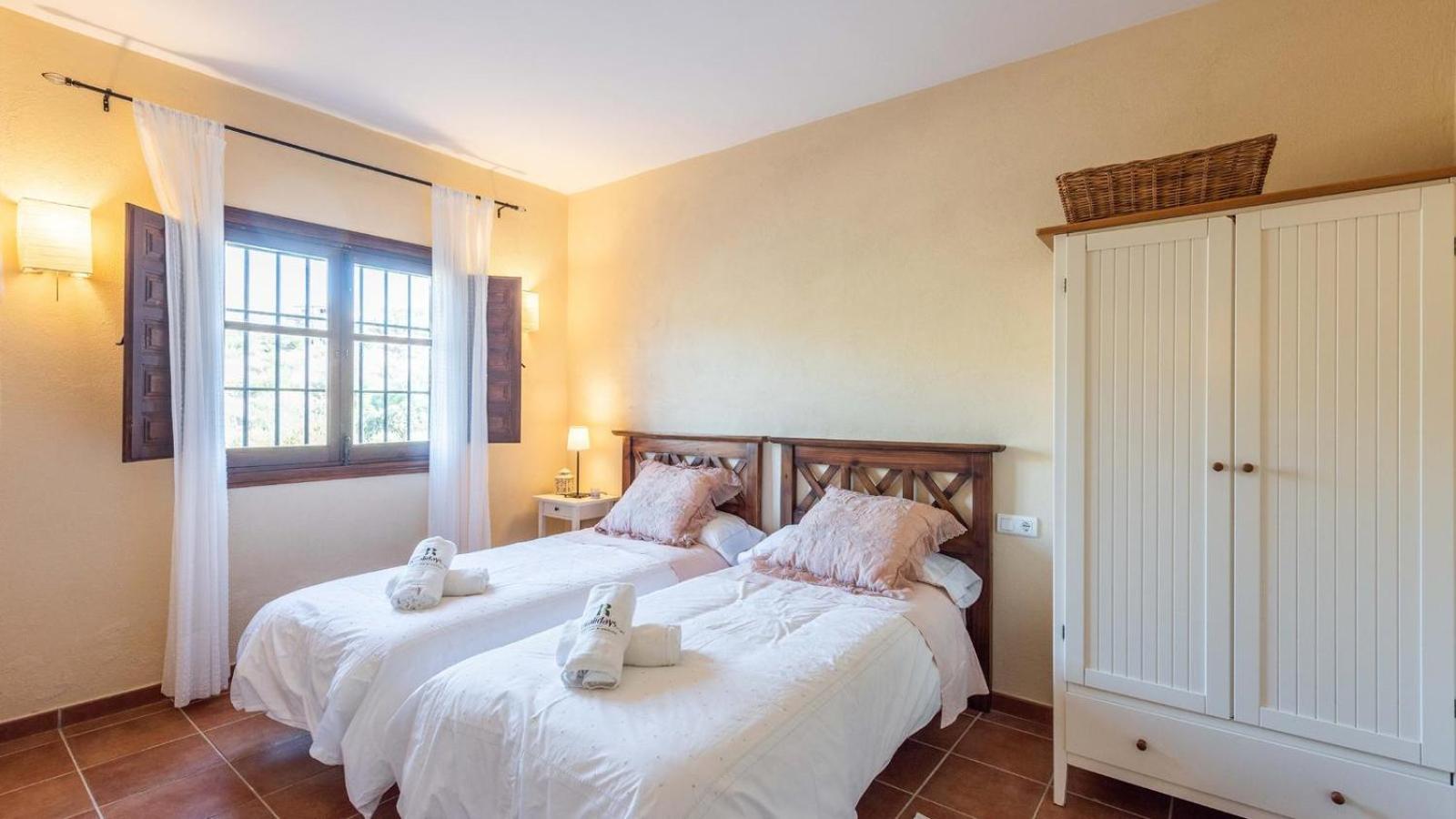 Five-Bedroom House photo 3