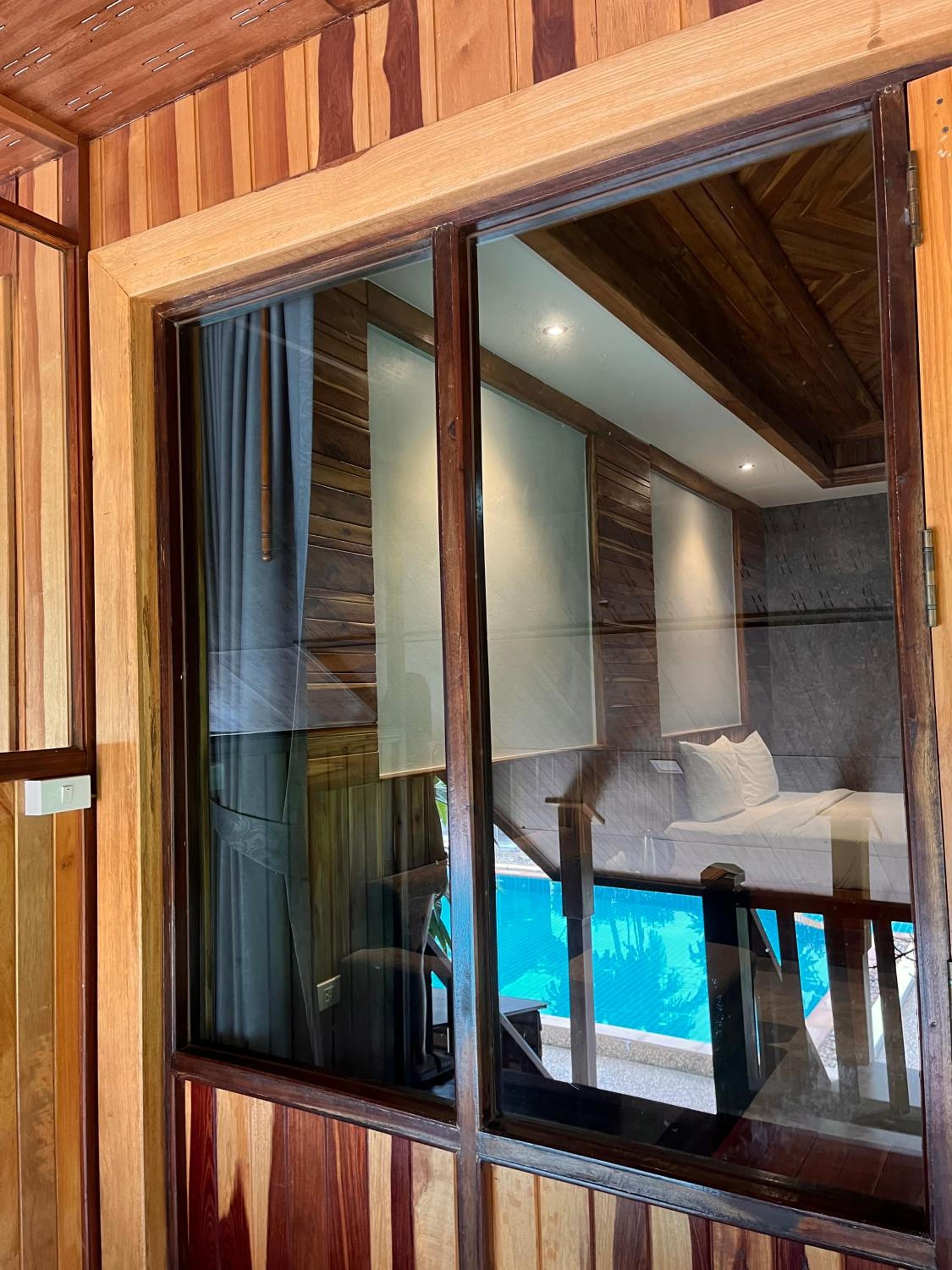 Superior Family room with Pool view photo 3