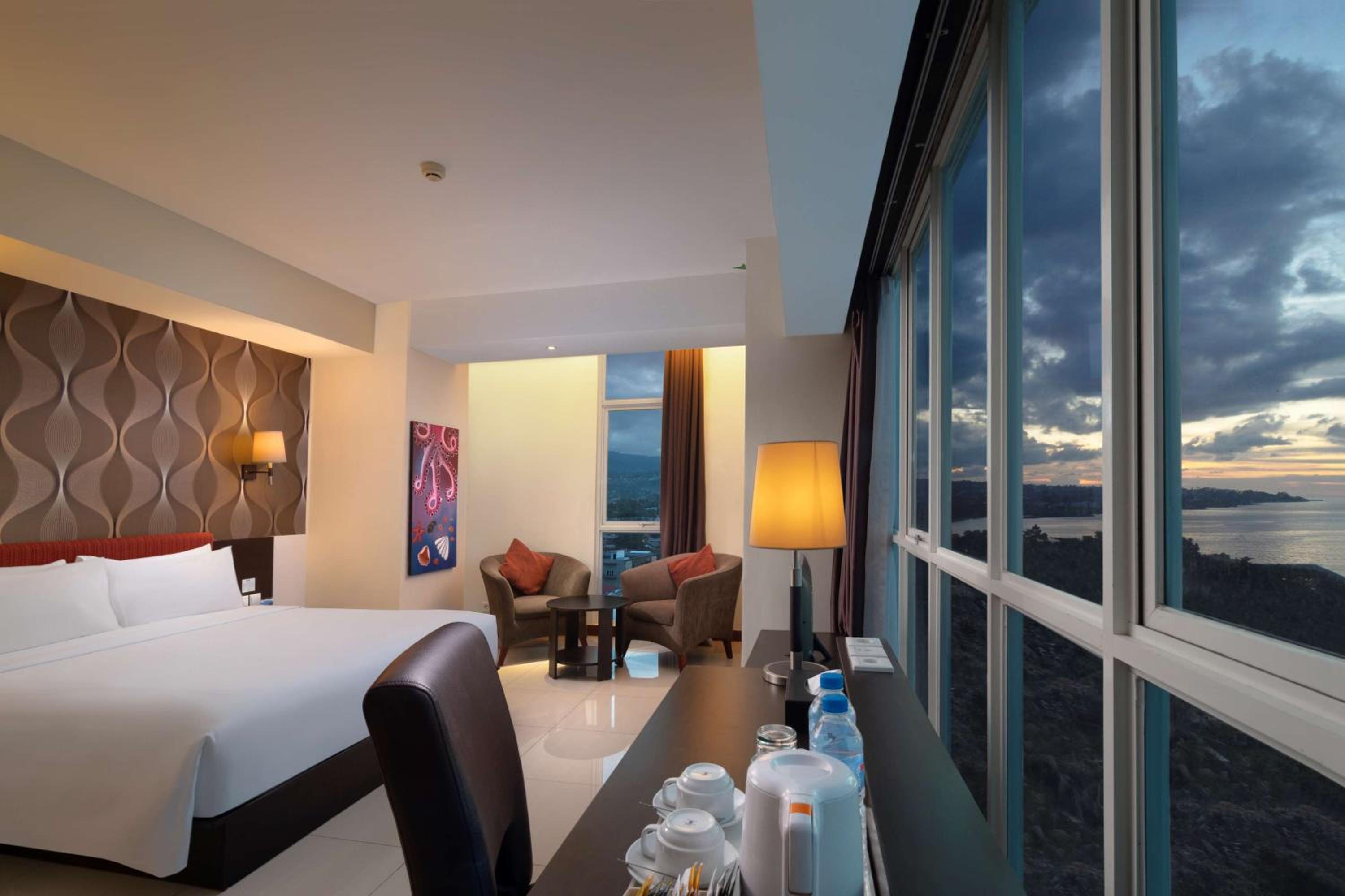 Deluxe Queen Room with Sea View - Smoking