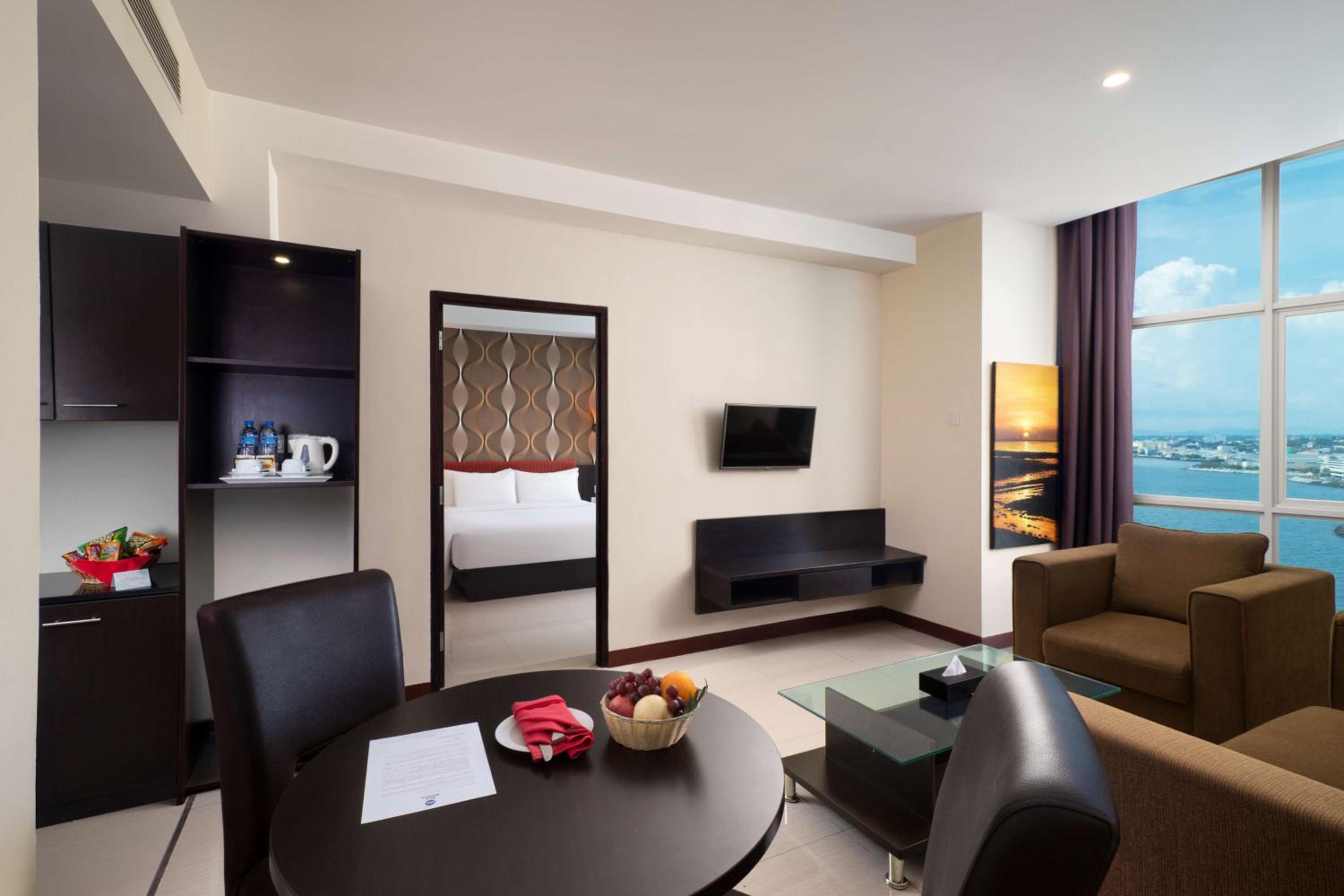 King Suite with Bath Tub and Sea View - Non-Smoking