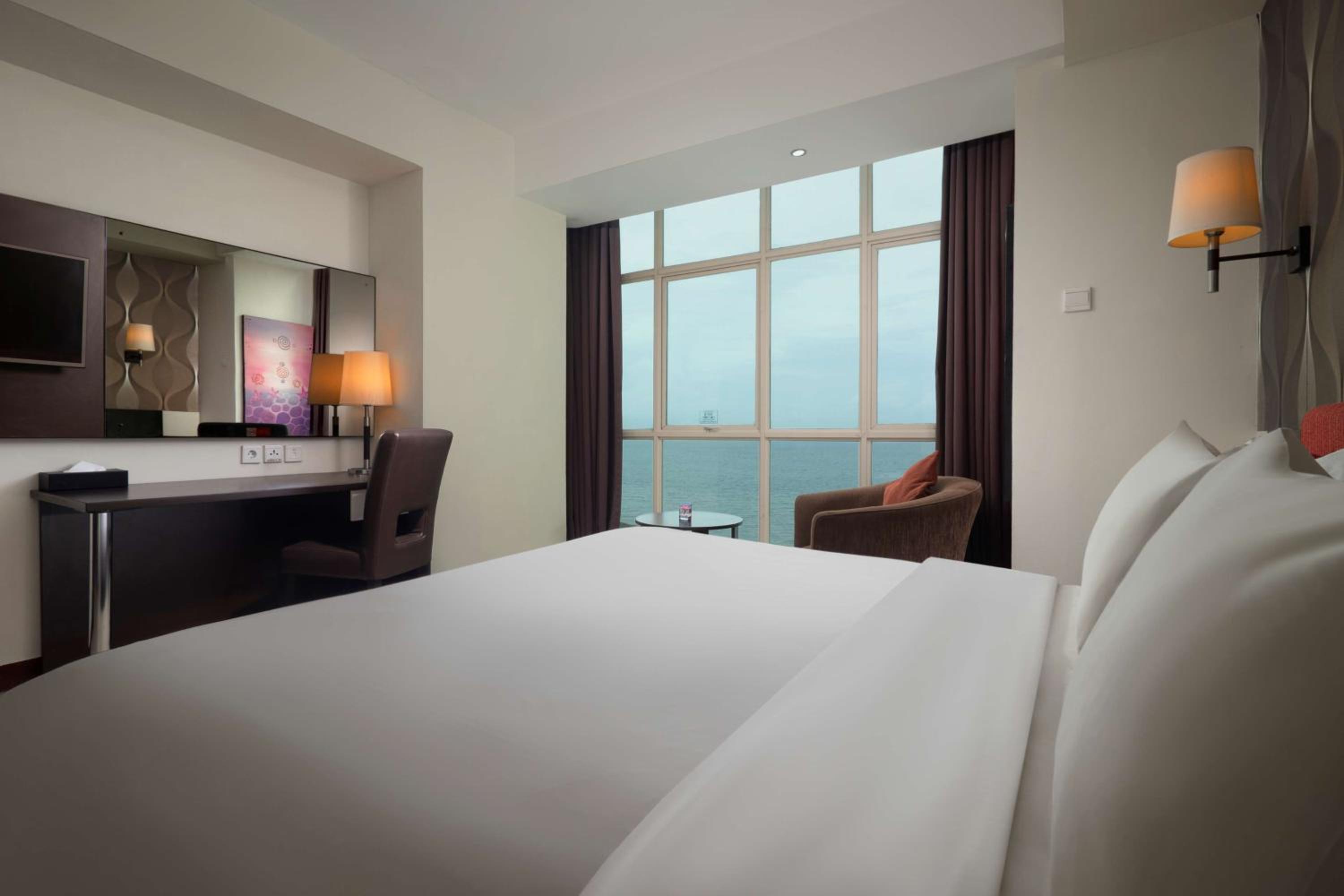 Deluxe Queen Room with City View and Shower - Smoking