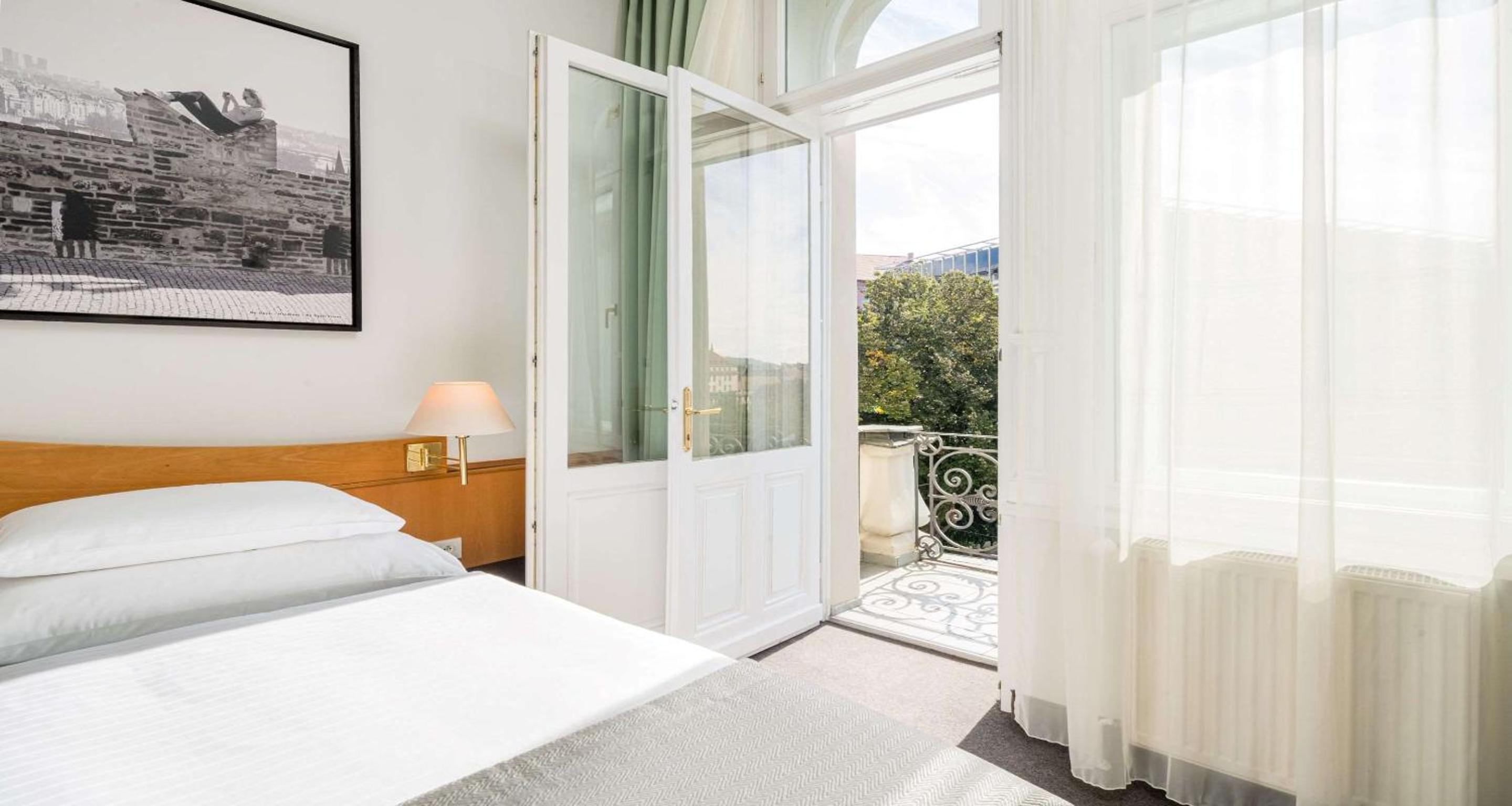 Superior Room with Balcony thumbnail 5