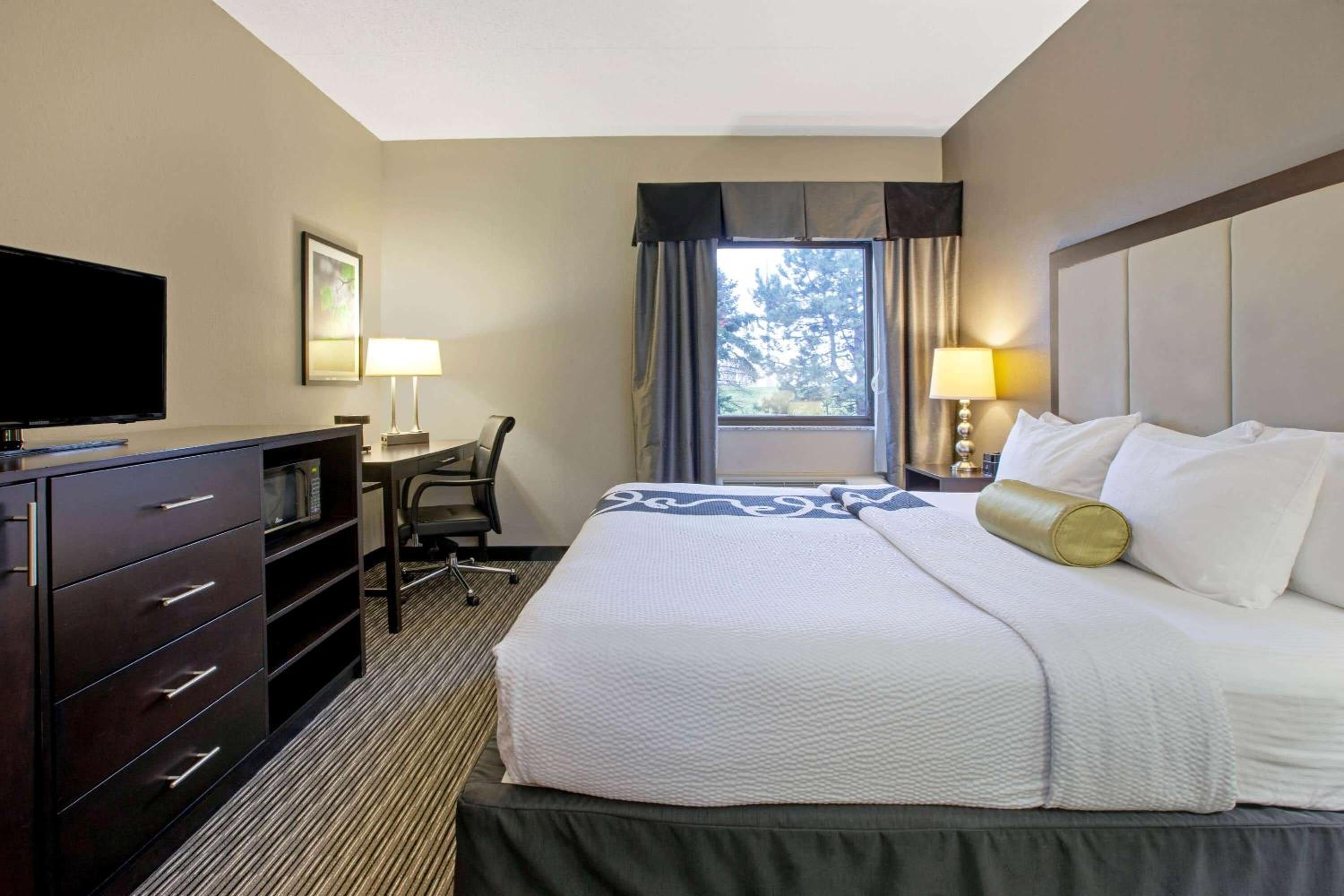 La Quinta Inn & Suites by Wyndham Detroit Metro Airport, Photo 2