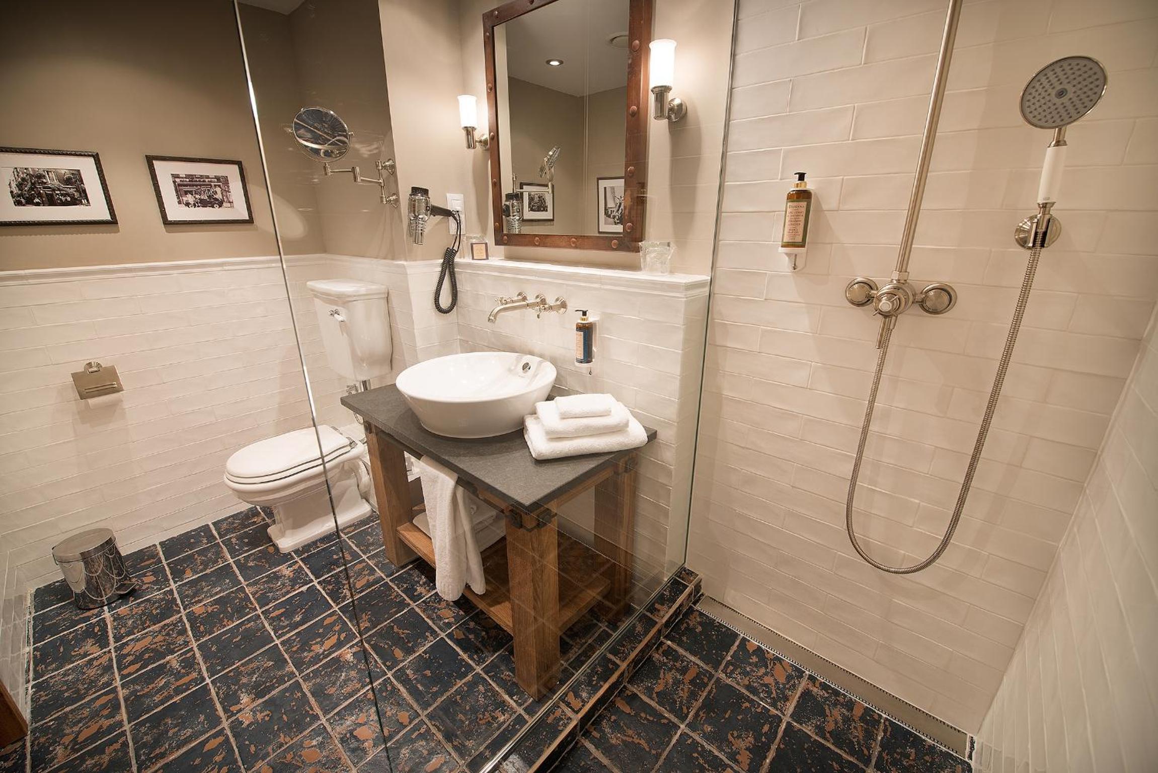 Premium Double Room - Photo 8