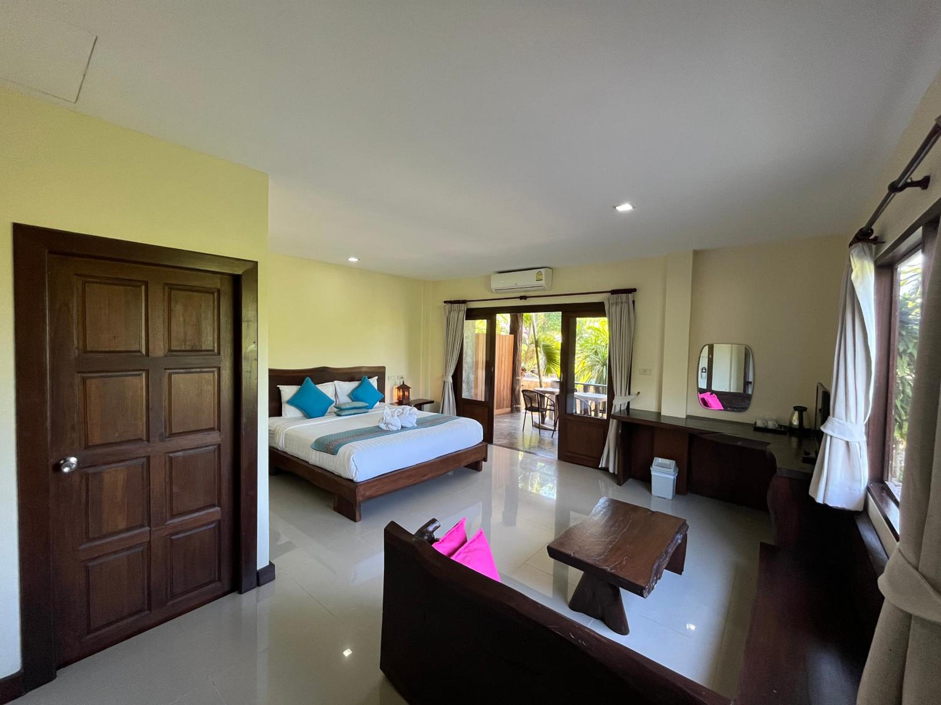 Deluxe Double Room with Pool View photo 3