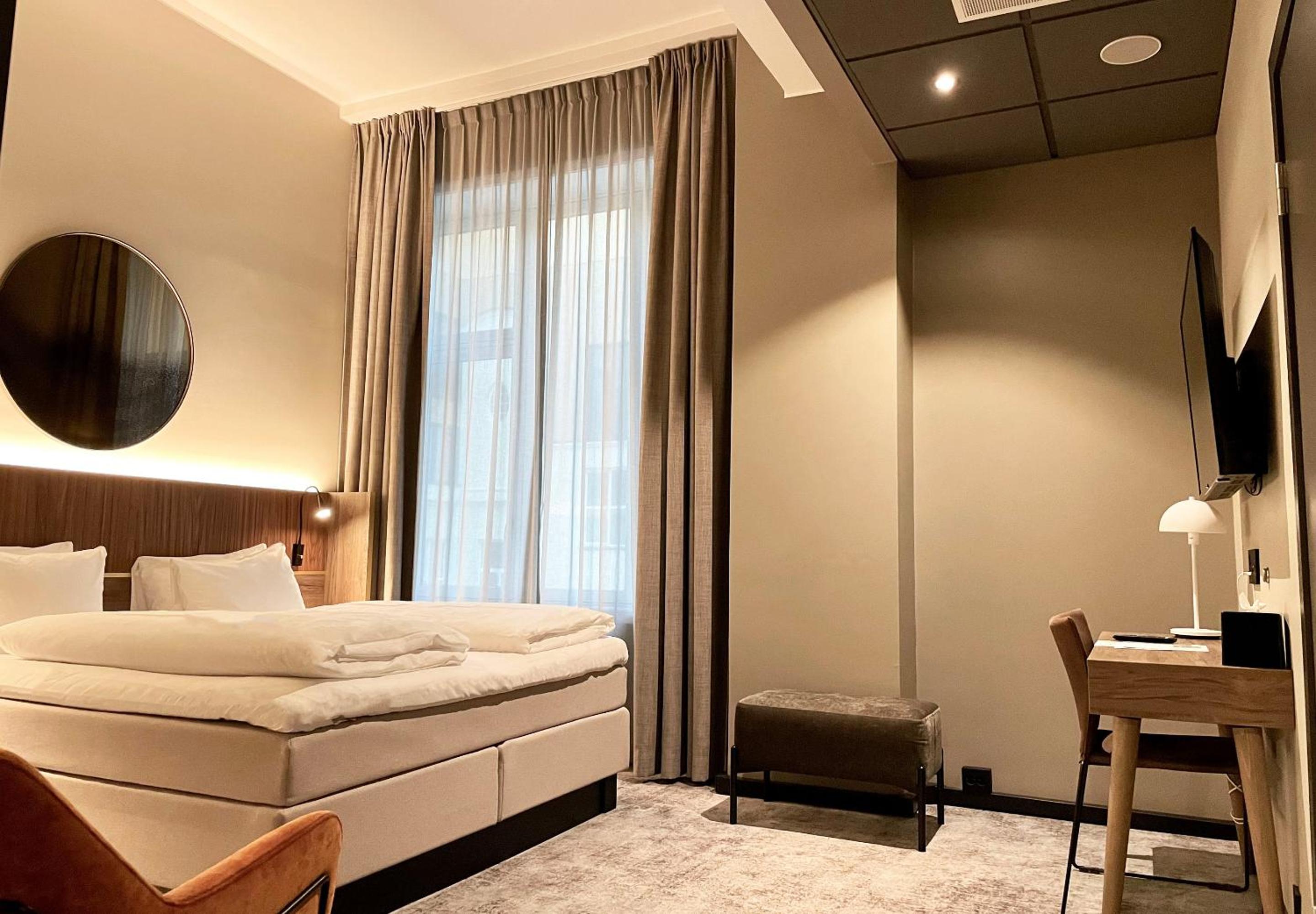 Standard Double Room thumbnail 6