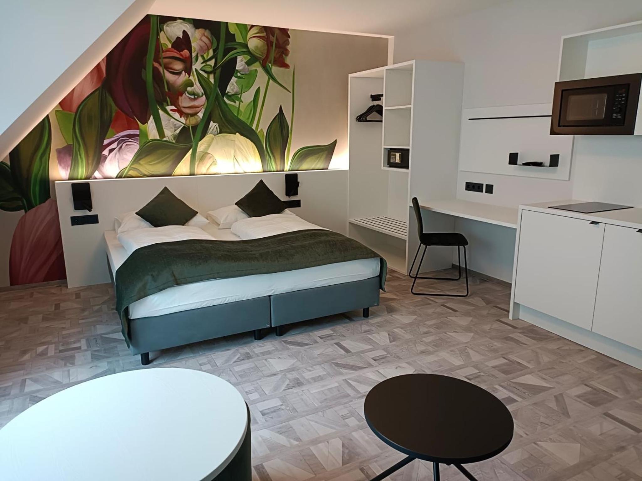 King Studio with Sofa Bed - Photo 11