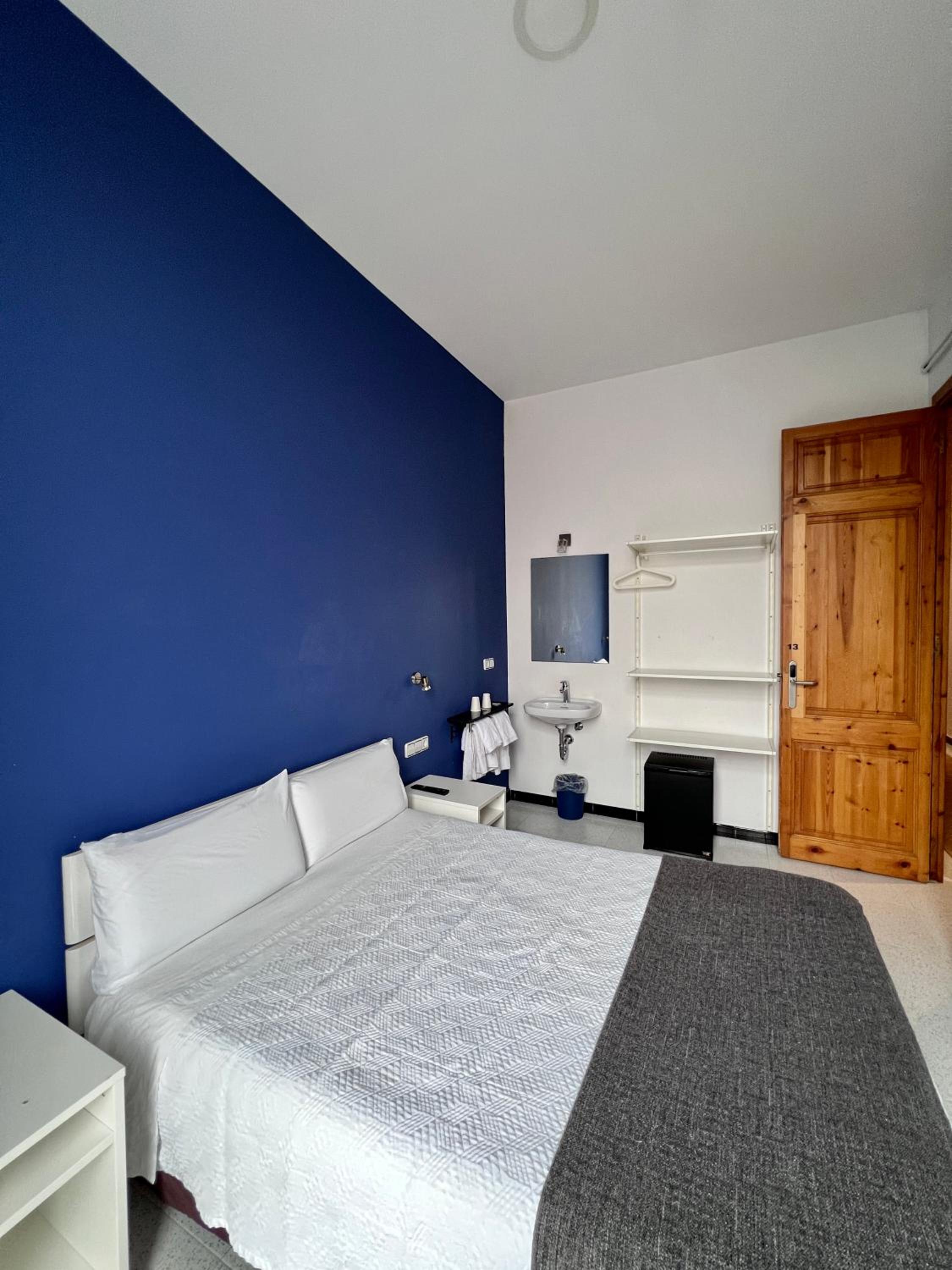 Double Room with Shared Bathroom photo 3