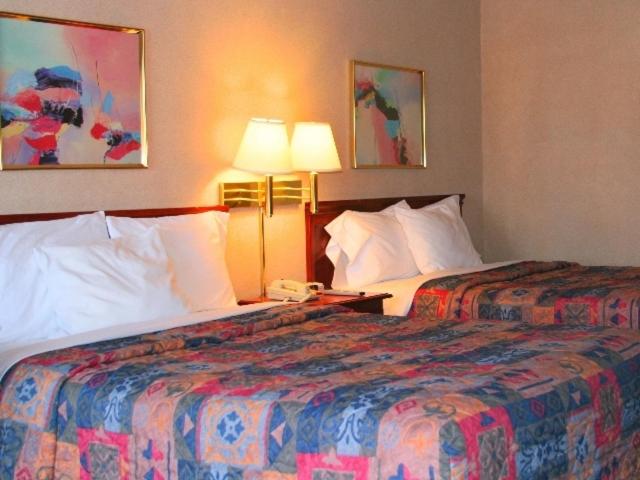  Queen Room with Two Queen Beds - Non-Smoking photo 3