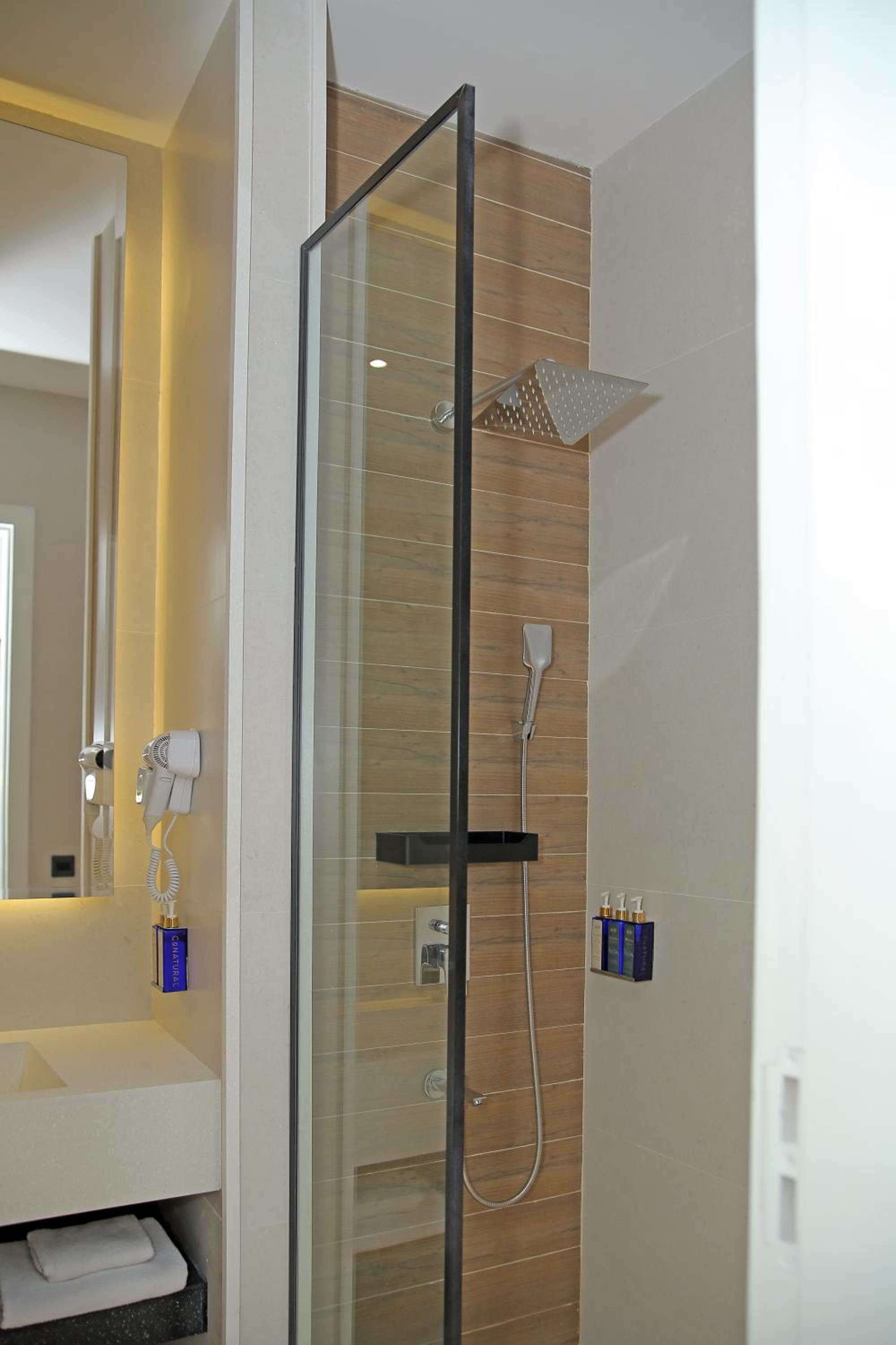 Executive Room - Photo 8